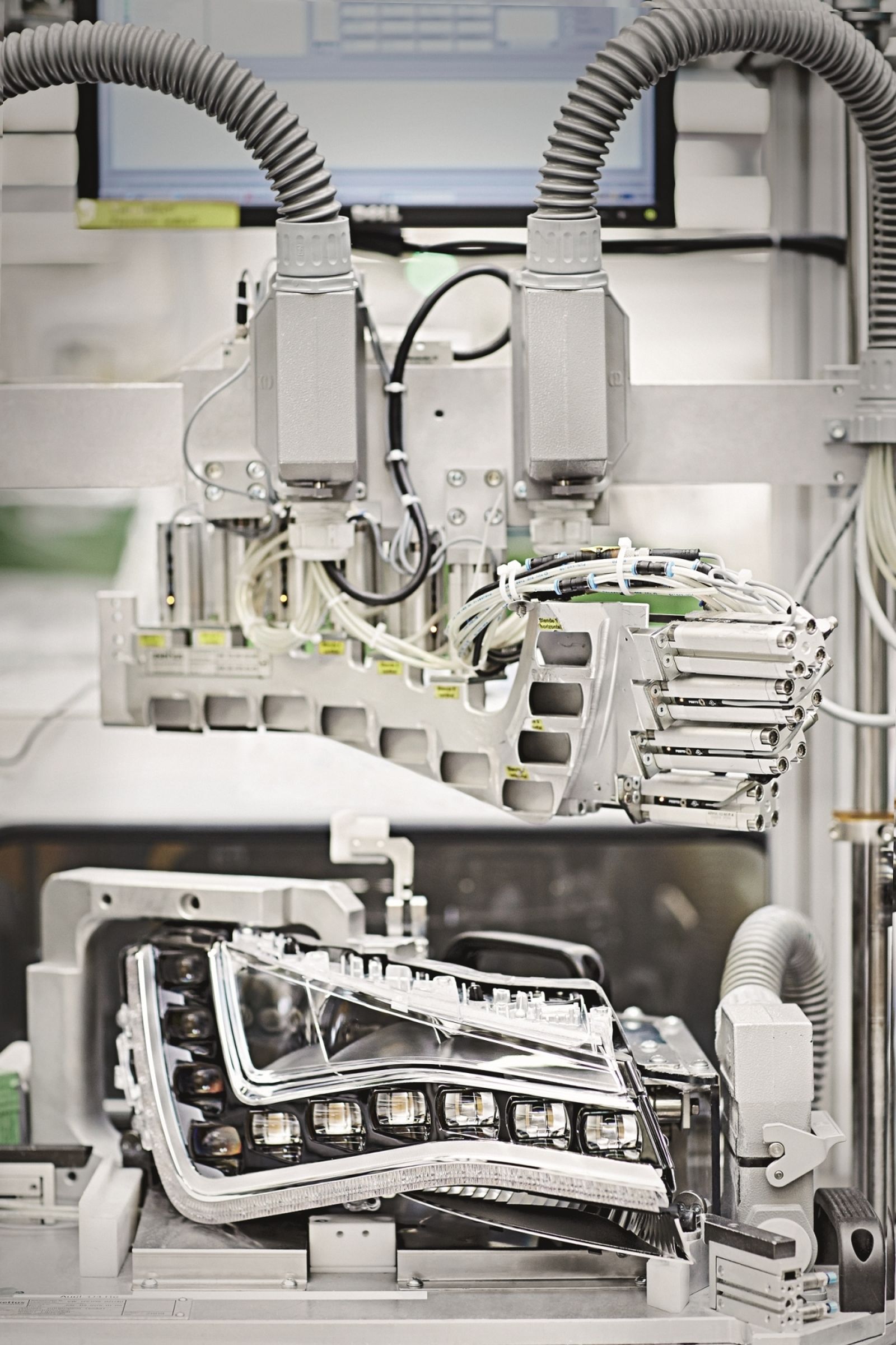 Hella, especialista en iluminación, tiene en España dos plantas de fabricación en la Comunidad de Madrid, en las localidades de Tres Cantos y Torrejón de Ardoz.