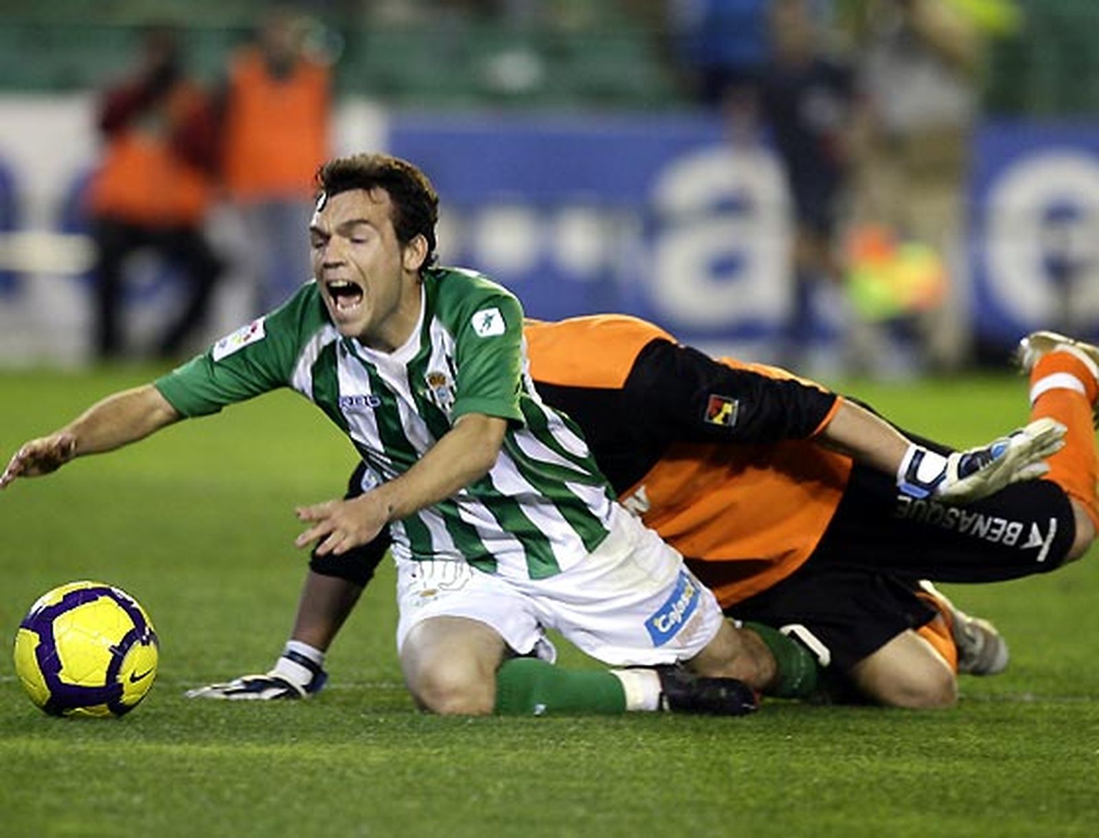 El Betis deja escapar dos puntos ante el Huesca (1-1) en los últimos compases de un partido en el que los de Antonio Tapia terminaron con dos expulsados.

Foto: Antonio Pizarro