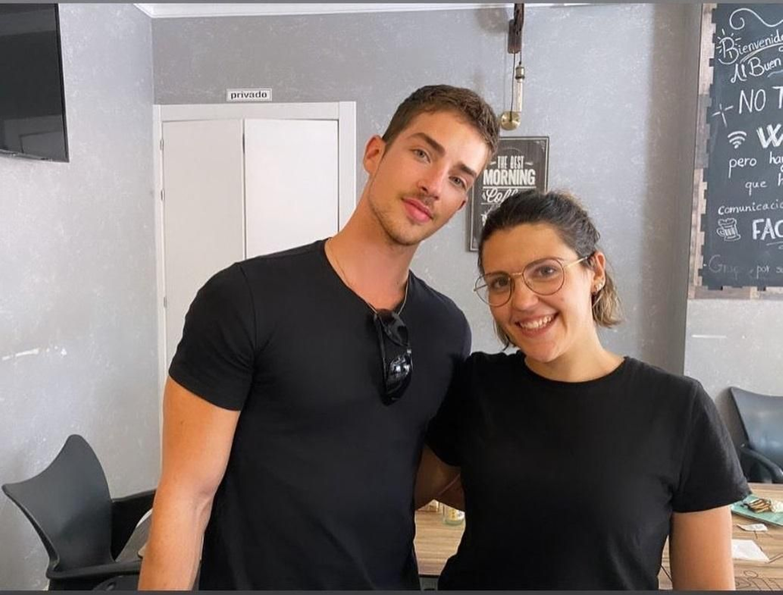 Manu Ríos en el restaurante La Dalia, de Tabernas.