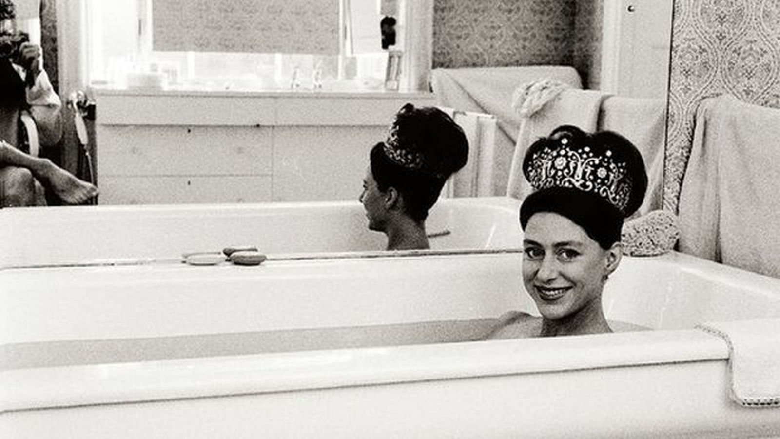 La princesa Margarita con su valiosa tiara, captada en la bañera por su marido