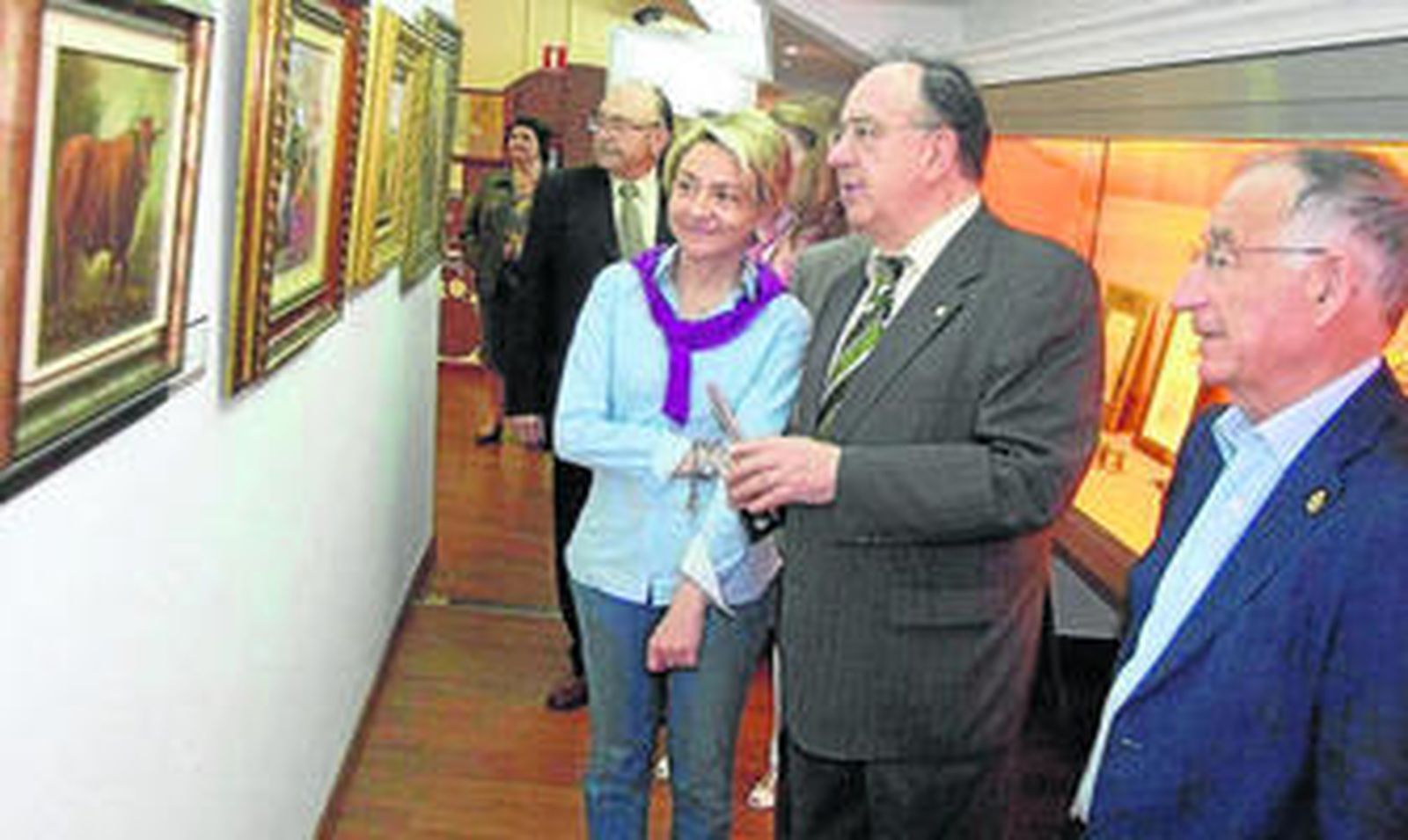 Guillermo Sena explica cada obra al alcalde, Gabriel Amat, y a la concejal, Eloísa Cabrera.