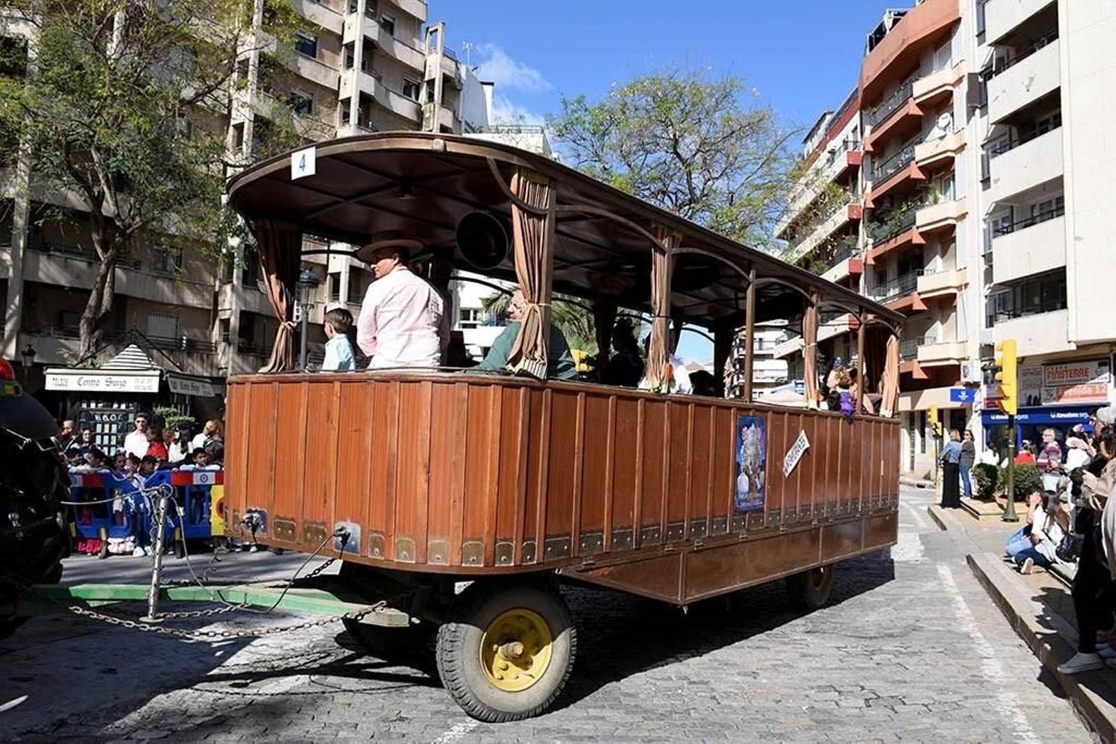 Imágenes de los peregrinos de la Hermandad de Emigrantes en su salida por las calles de Huelva