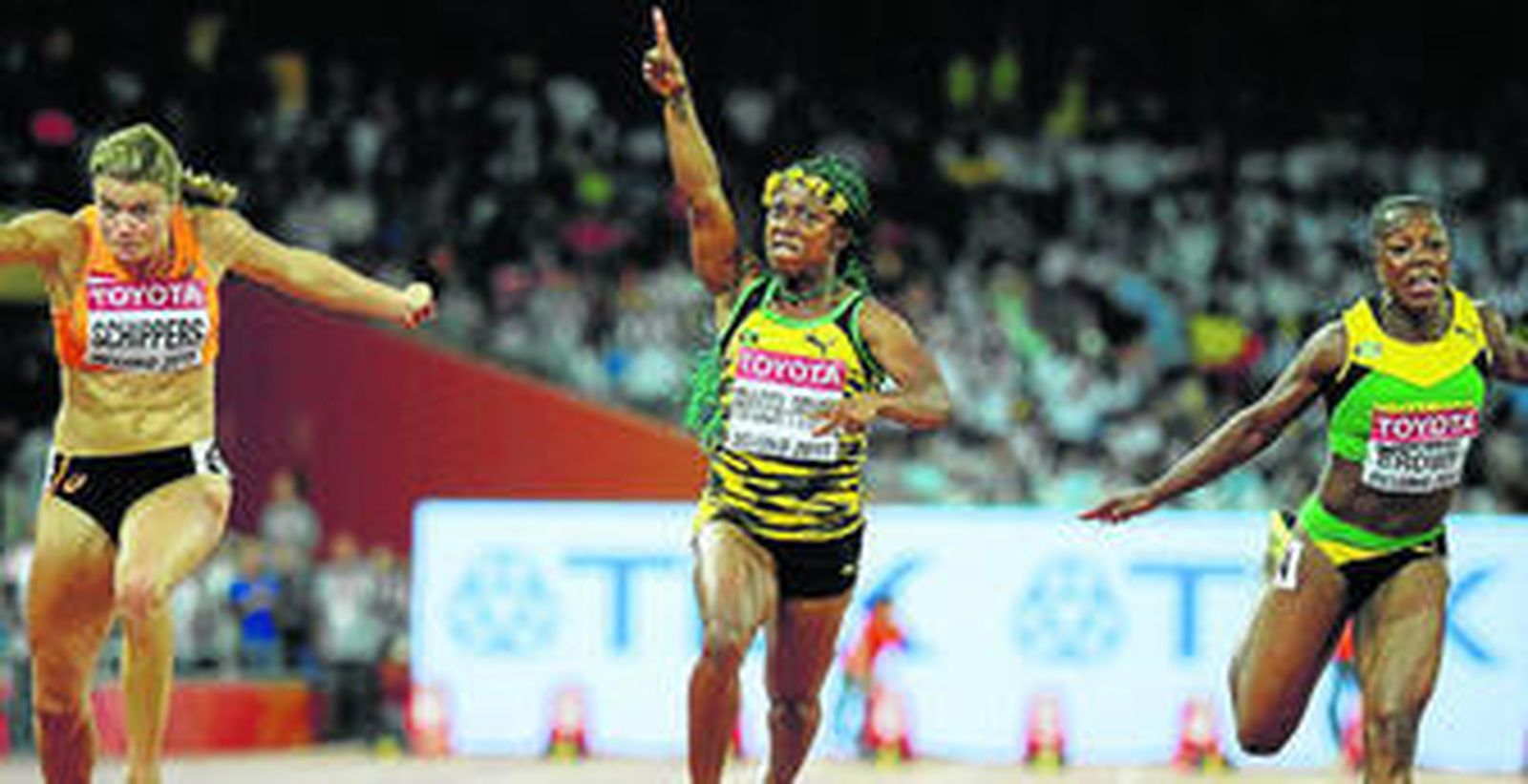 La jamaicana Fraser-Pryce celebra su victoria en la final de los 100 metros femeninos por delante de la holandesa Schippers (a su izquierda).