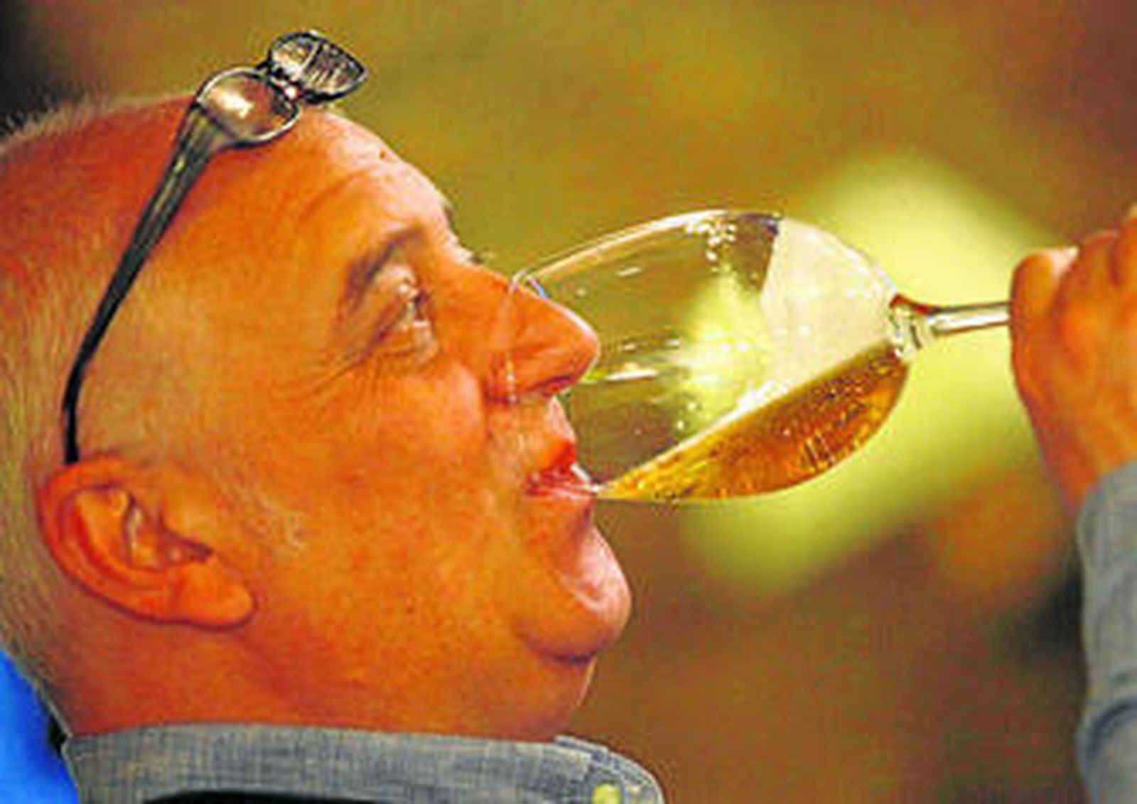 1, 2. Juan Muñoz y Javier Castro, presidente de la Asociación de Sumilleres de Granada, fueron los encargados de presentar ayer la guía 'Cervezas Perfectas' en el restaurante granadino El Coso.  3 y 4. Durante el evento, además de una demostración práctica sobre el ritual de servicio de esta bebida, los asistentes pudieron degustar algunos de  los mejores maridajes.