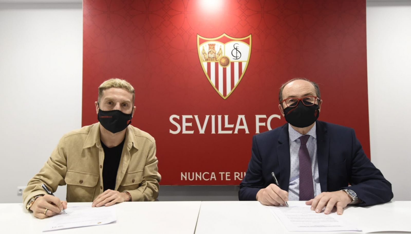 Papu Gómez, junto a José Castro en la firma del contrato con el Sevilla.