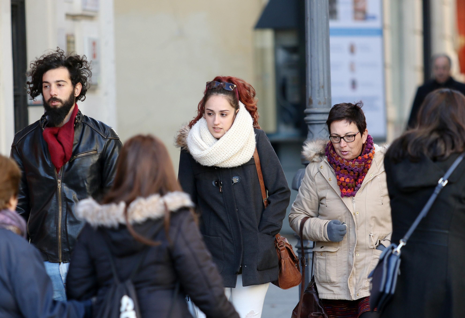 Varias personas a su paso por la calle Gondomar, ayer media mañana.