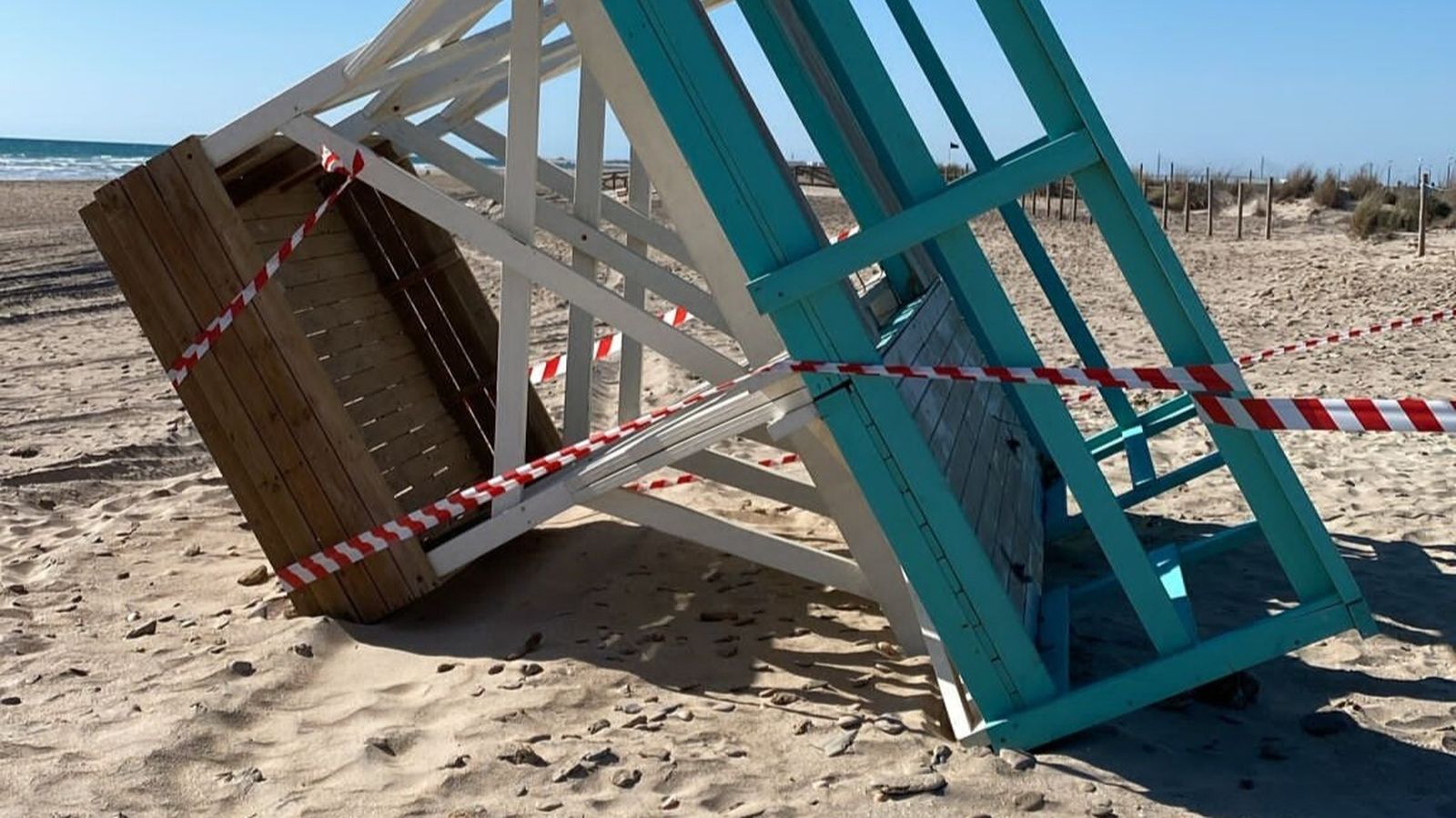La torre de vigilancia fotografiada por la familia del joven herido tras el accidente en la playa de Camposoto.