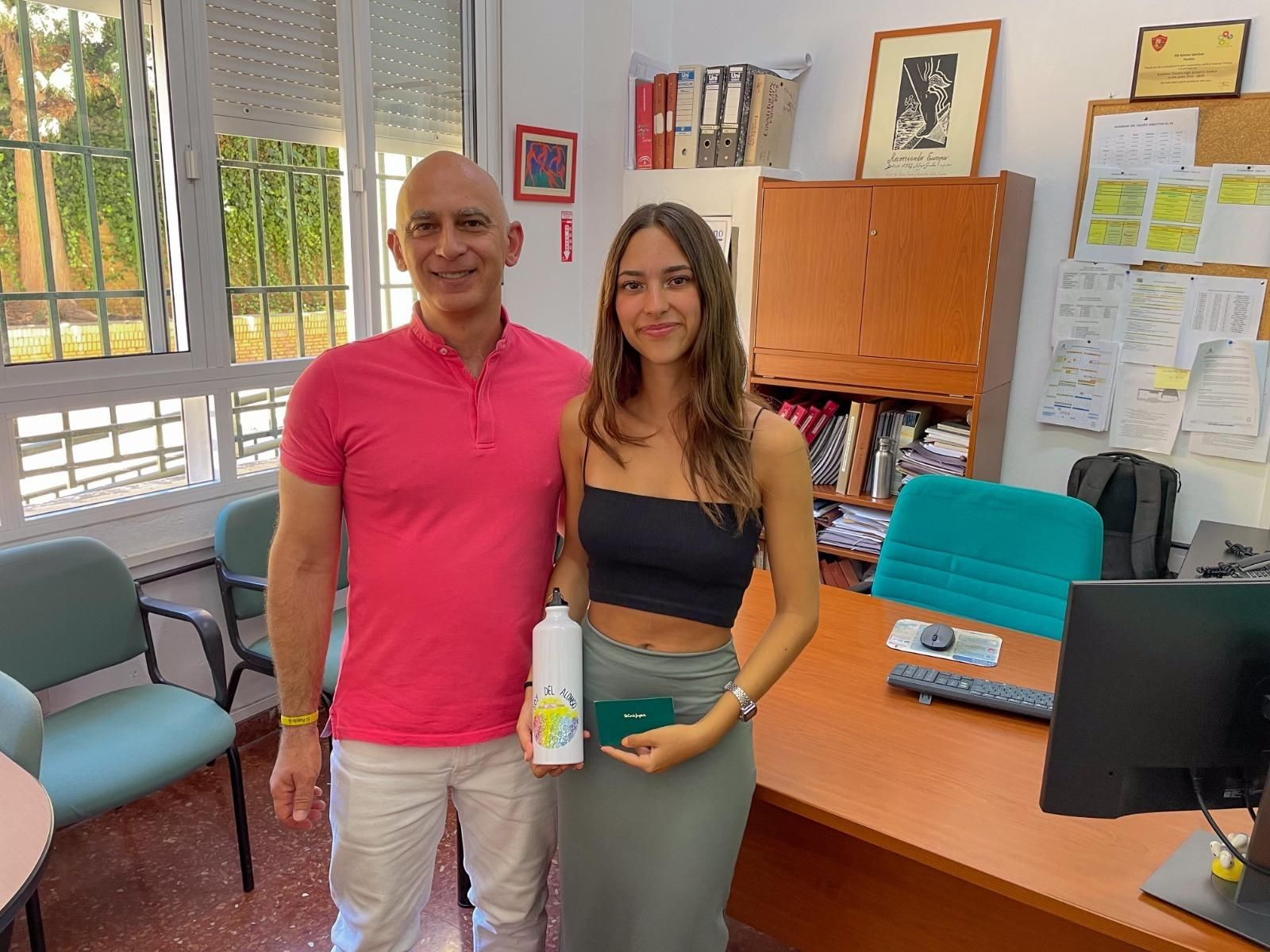 La estudiante onubense Lucía Ramírez con su premio