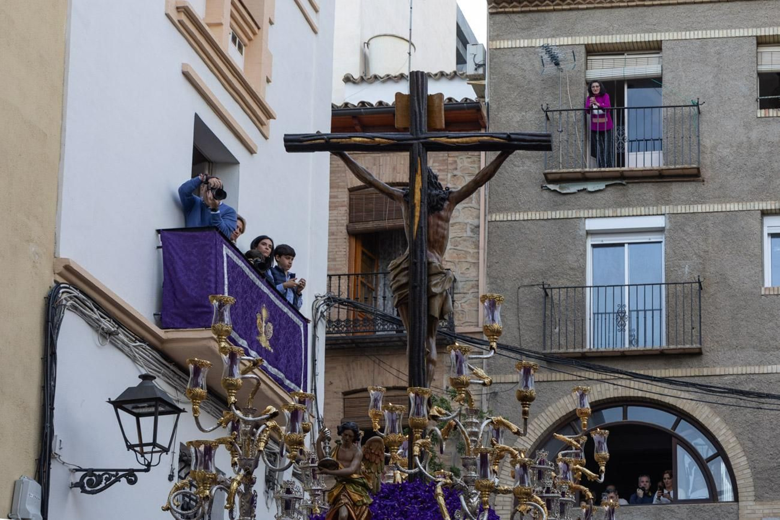 Las cofradías de la Vera Cruz, Expiración y Gran Poder lucen sus cortejos en la calle