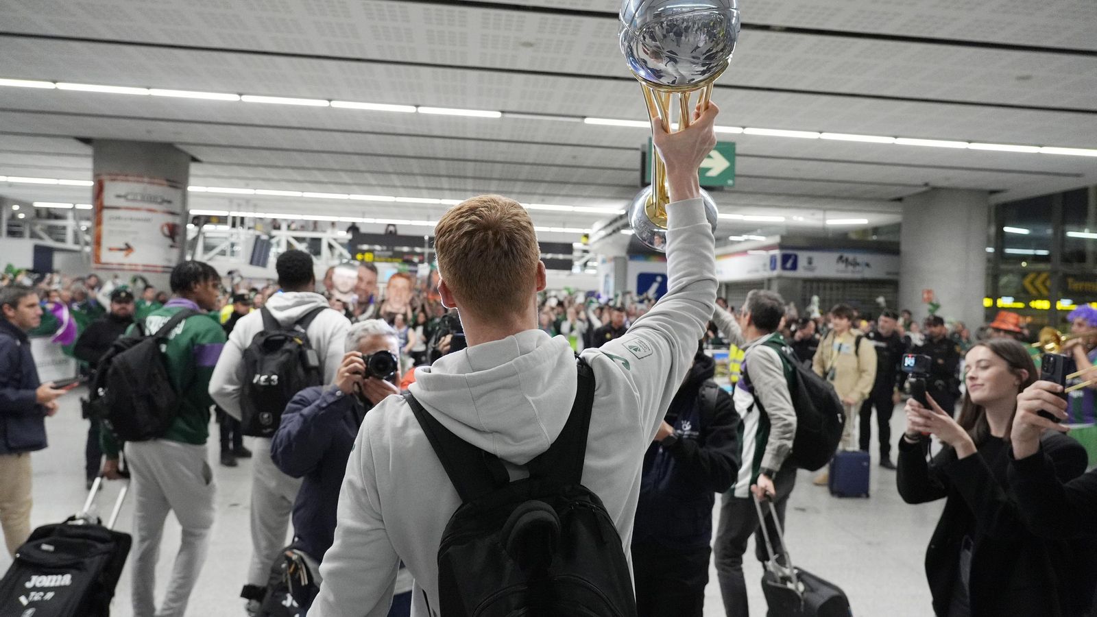 Alegría y éxtasis en la llegada del Unicaja al aeropuerto