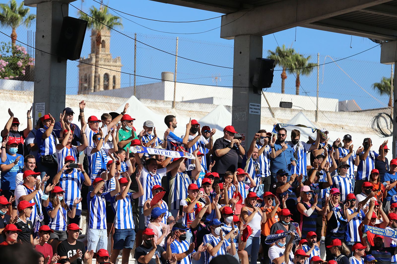 Imágenes de la afición más fiel del Recre en su visita al campo del Antoniano