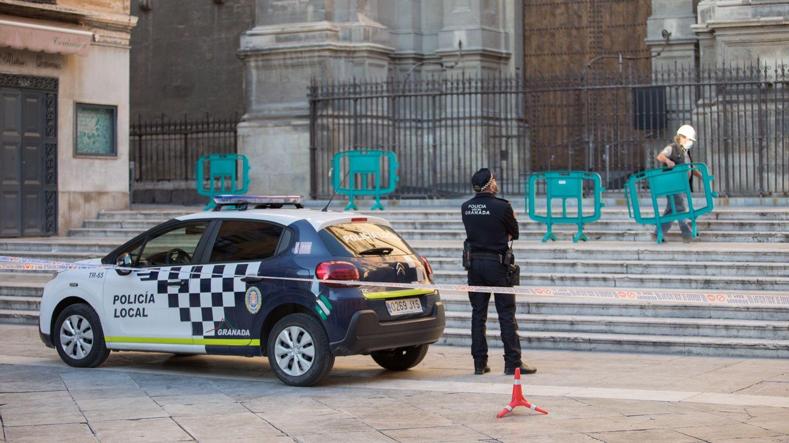 La Policía Local, supervisando los trabajos.