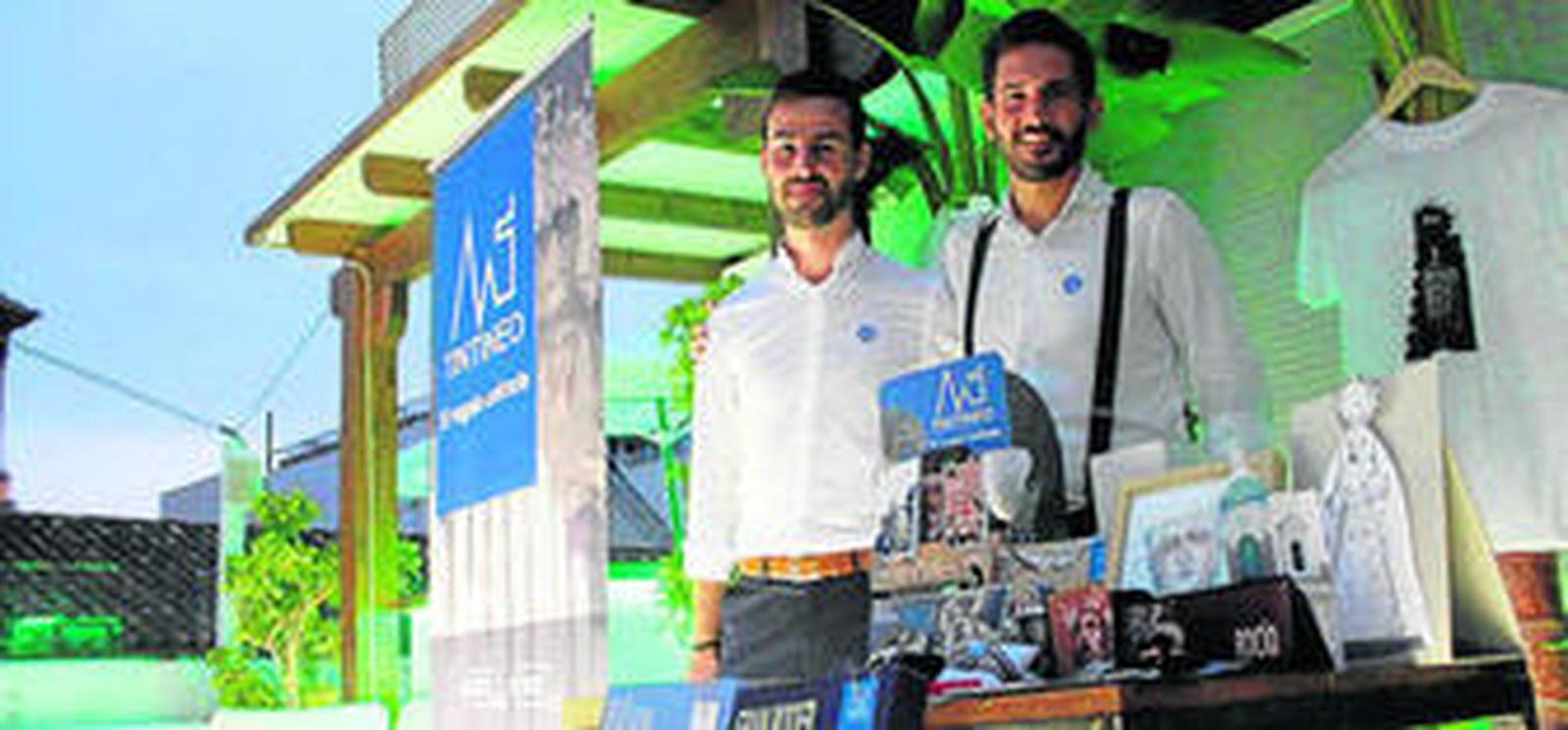 Francisco Gutiérrez y Daniel Escalona, con algunos de los productos en la presentación de Tintineo.