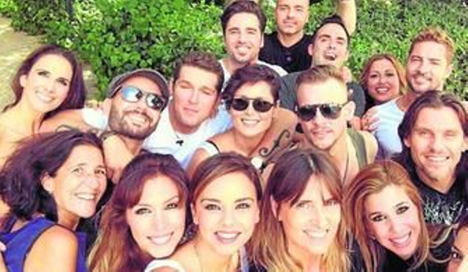 Los participantes de la primera edición de 'OT' posan con algunos miembros del programa en una divertida foto.