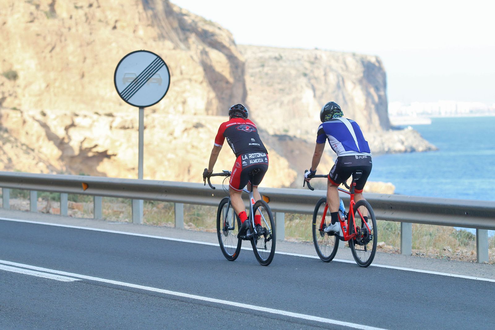 Las imágenes de la gente paseando en la carretera cortada de El Cañarete