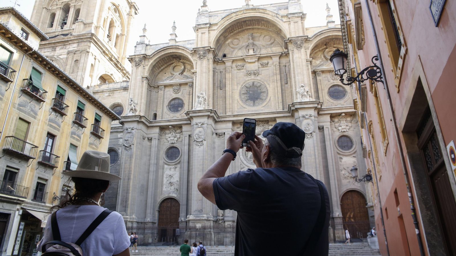 Un turista fotografía la Catedral de Granada