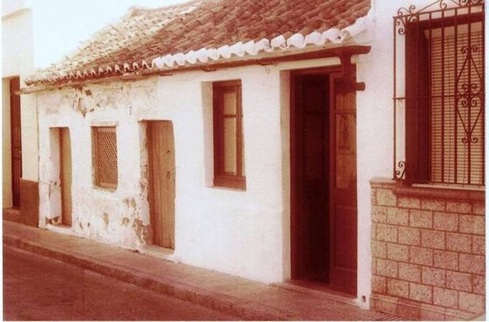 La céntrica calle linense estuvo llena de vida y comercios en otros tiempo.

Foto: Grupo de Facebook La Línea en Blanco y Negro