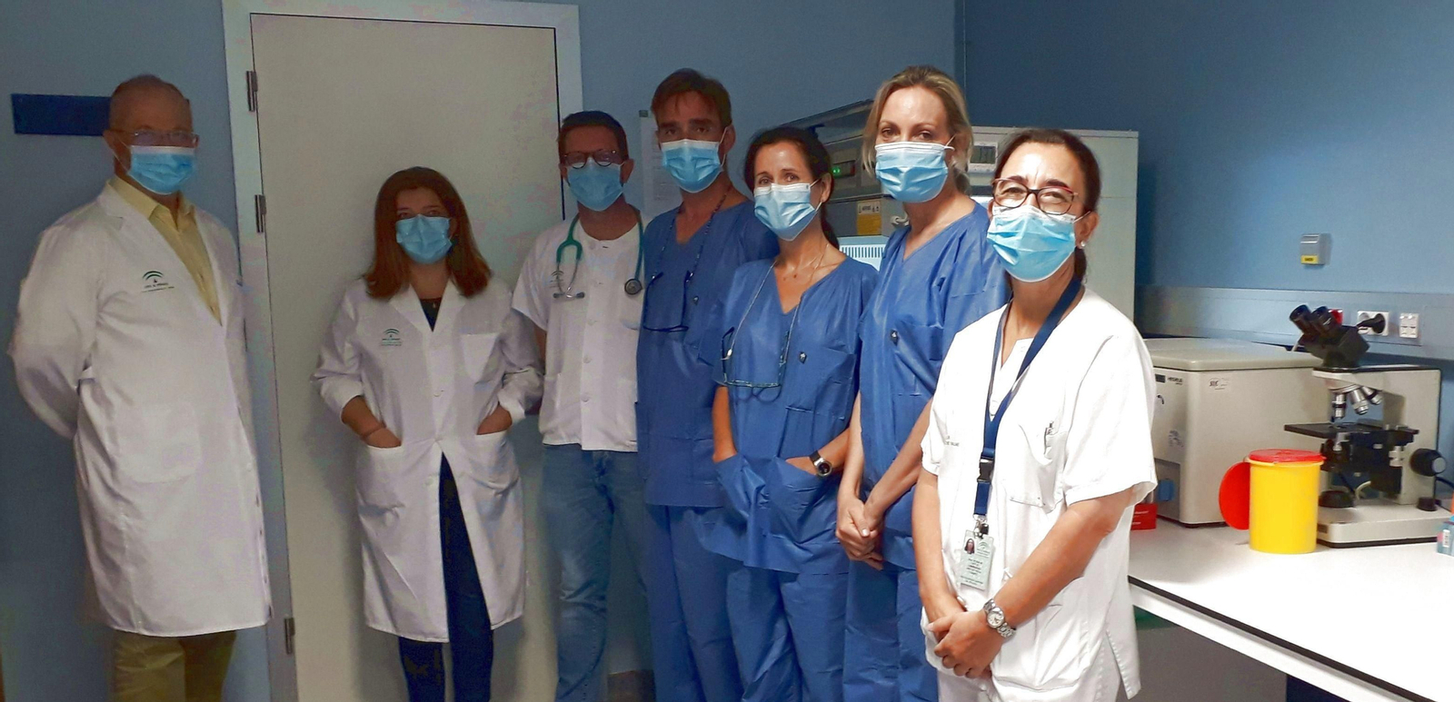 Los especialistas que coordinan la nueva técnica en el Laboratorio de Semen del Hospital de Valme.