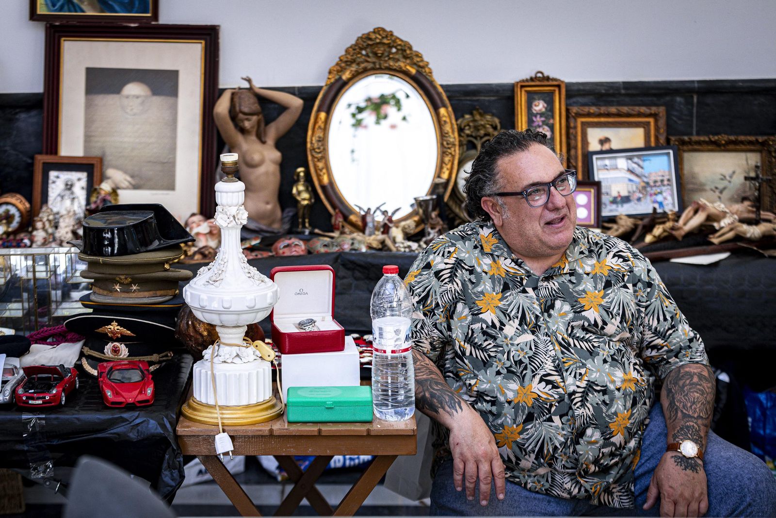 Imágenes del curioso mercadillo de antigüedades en el convento de Santo Domingo en Cádiz