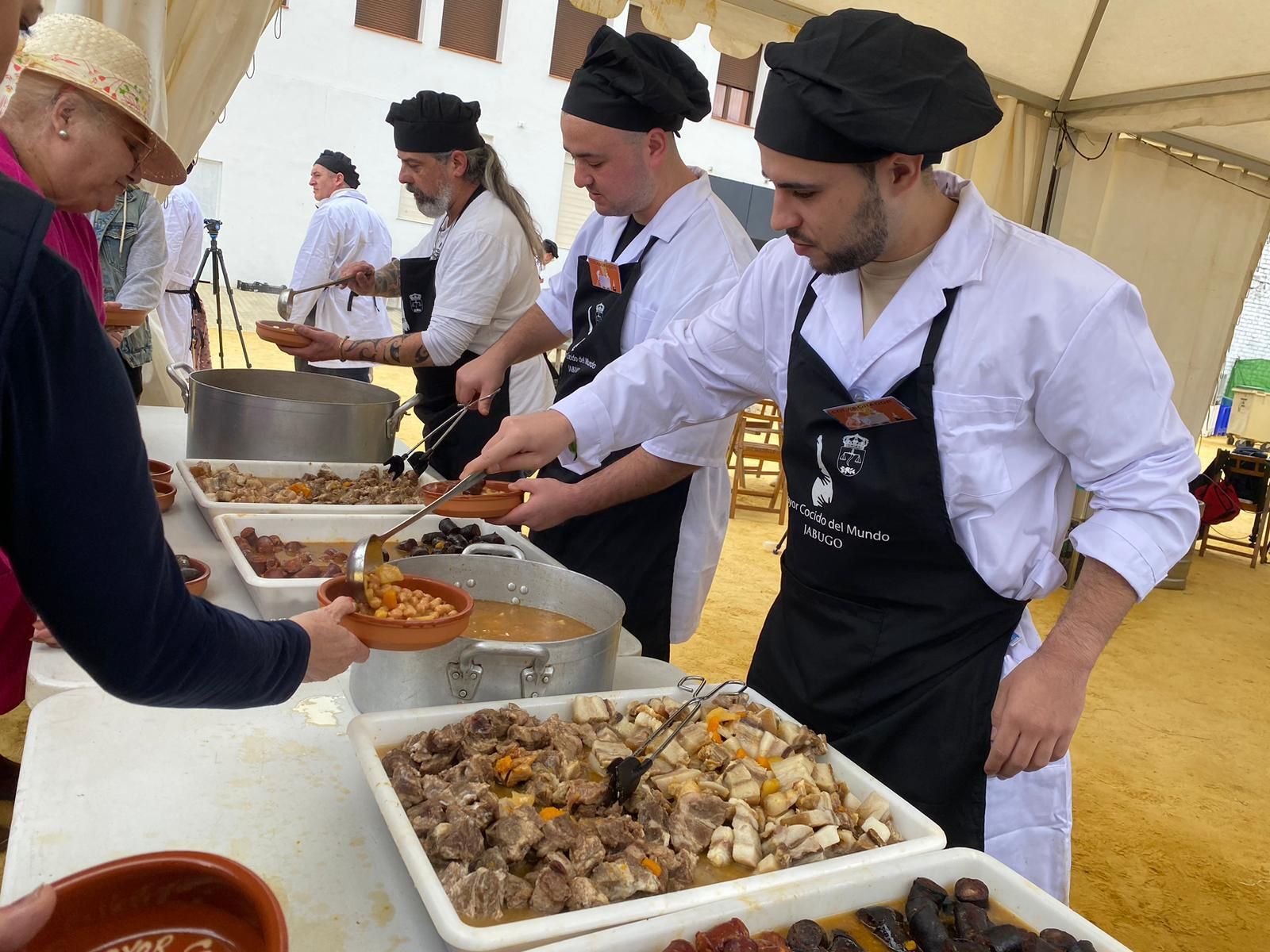 El mayor cocido del mundo cocinado en Jabugo, en imágenes.