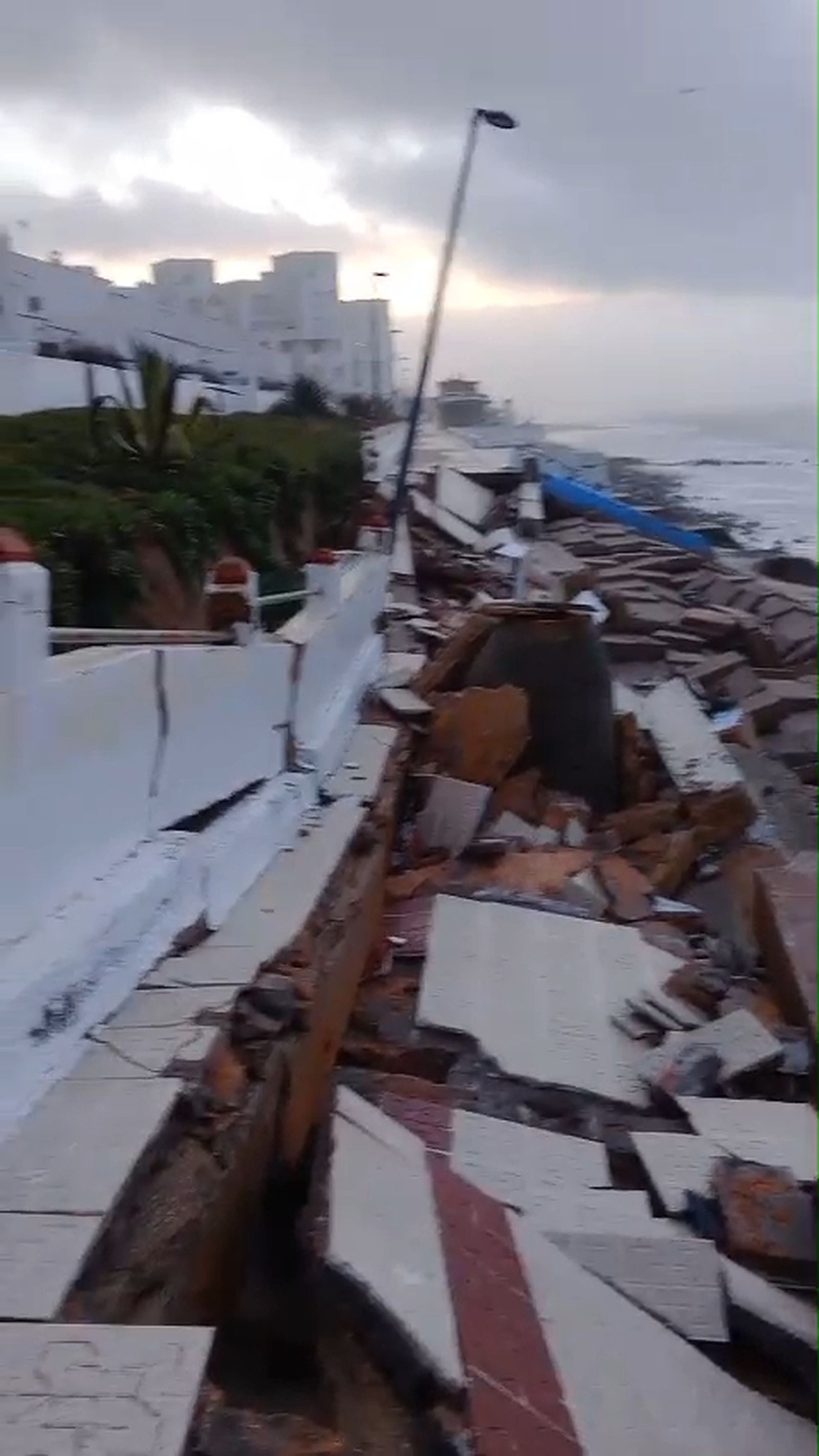 Las olas azotando el paseo marítimo de Matalascañas