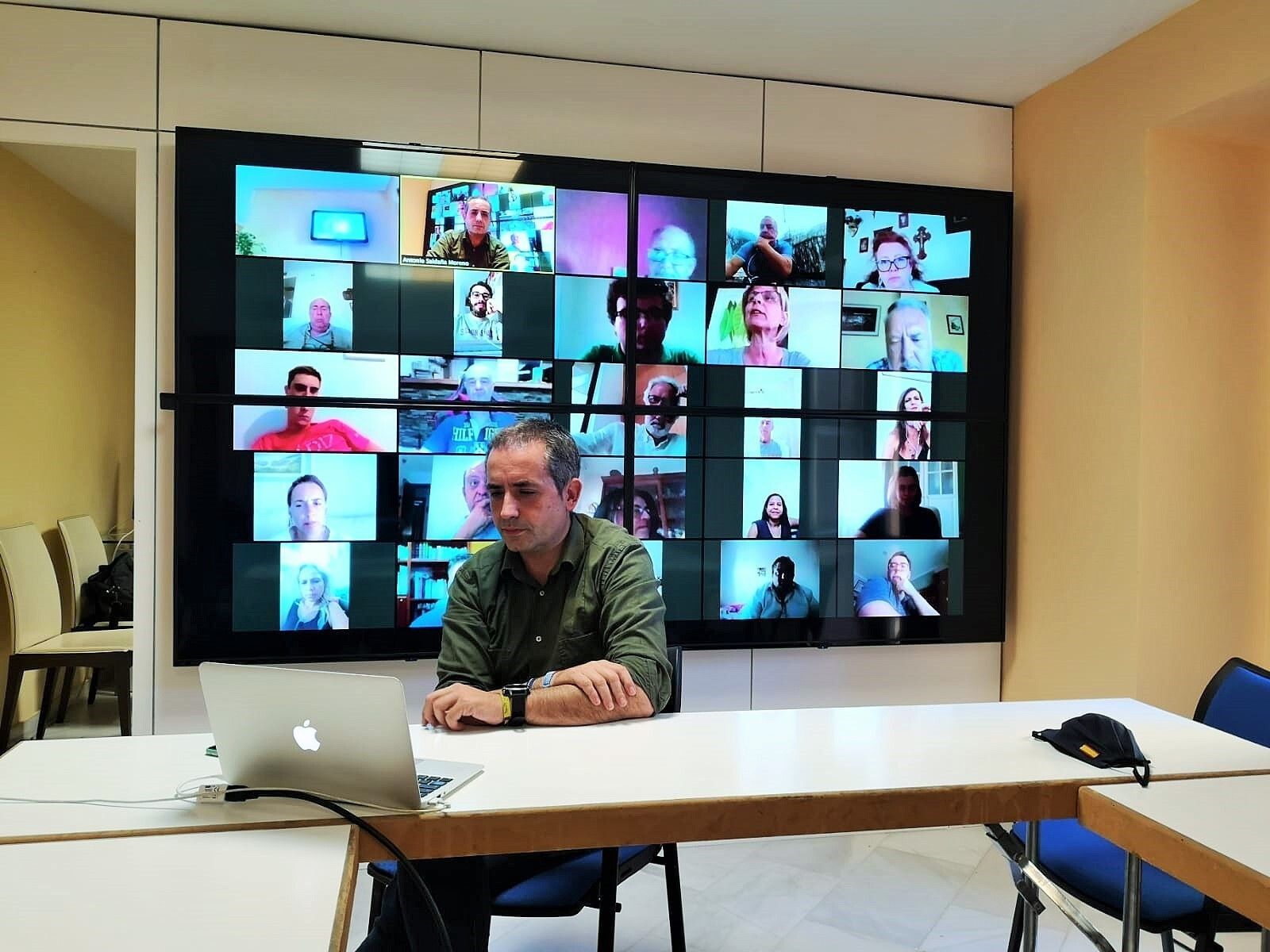 Critican la "huida hacia delante" del PP