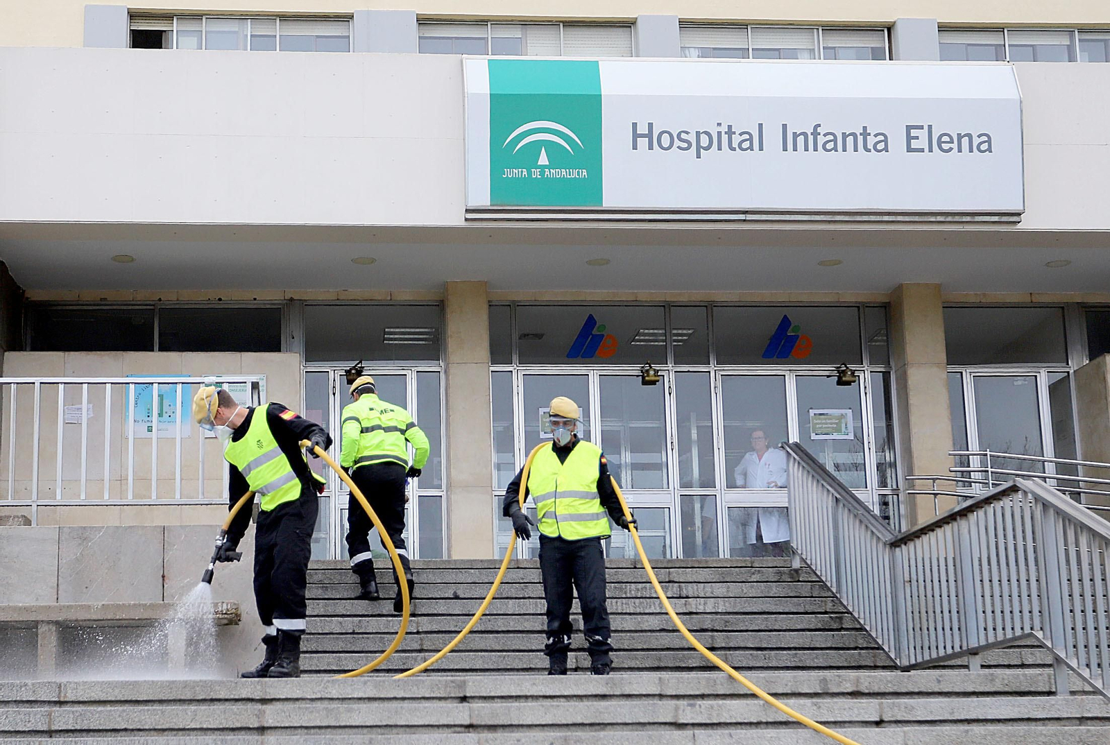 Imágenes de la UME realizando trabajos de limpieza y desinfección en el Hospital Infanta Elena de Huelva