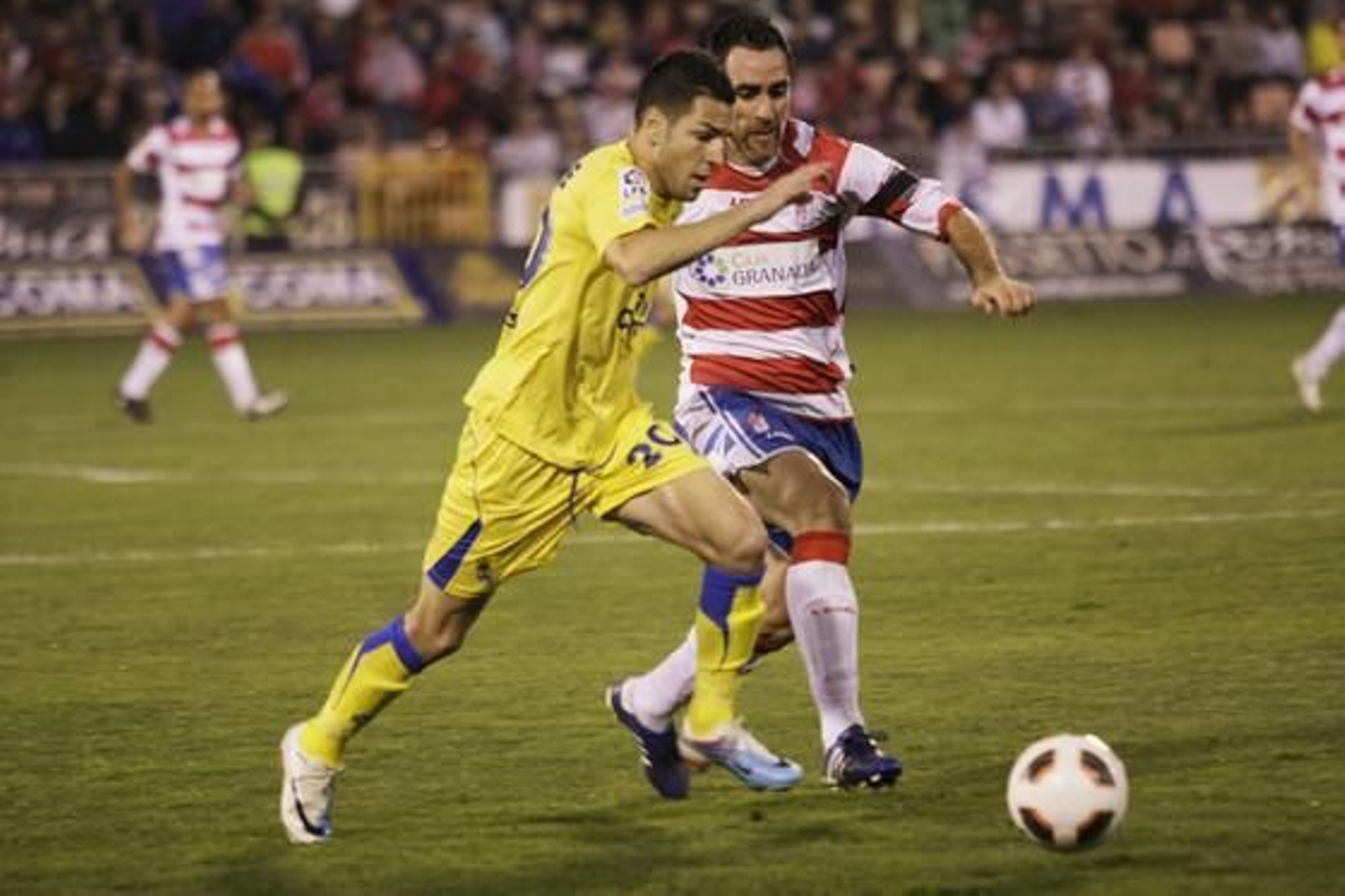 El Granada gana en casa a Las Palmas pese a jugar con diez toda la segunda parte. / Miguel Rodríguez