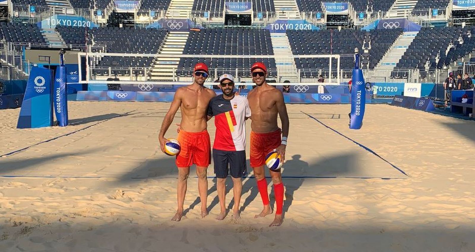 Herrera y Gavira, con su entrenador, en Tokio.