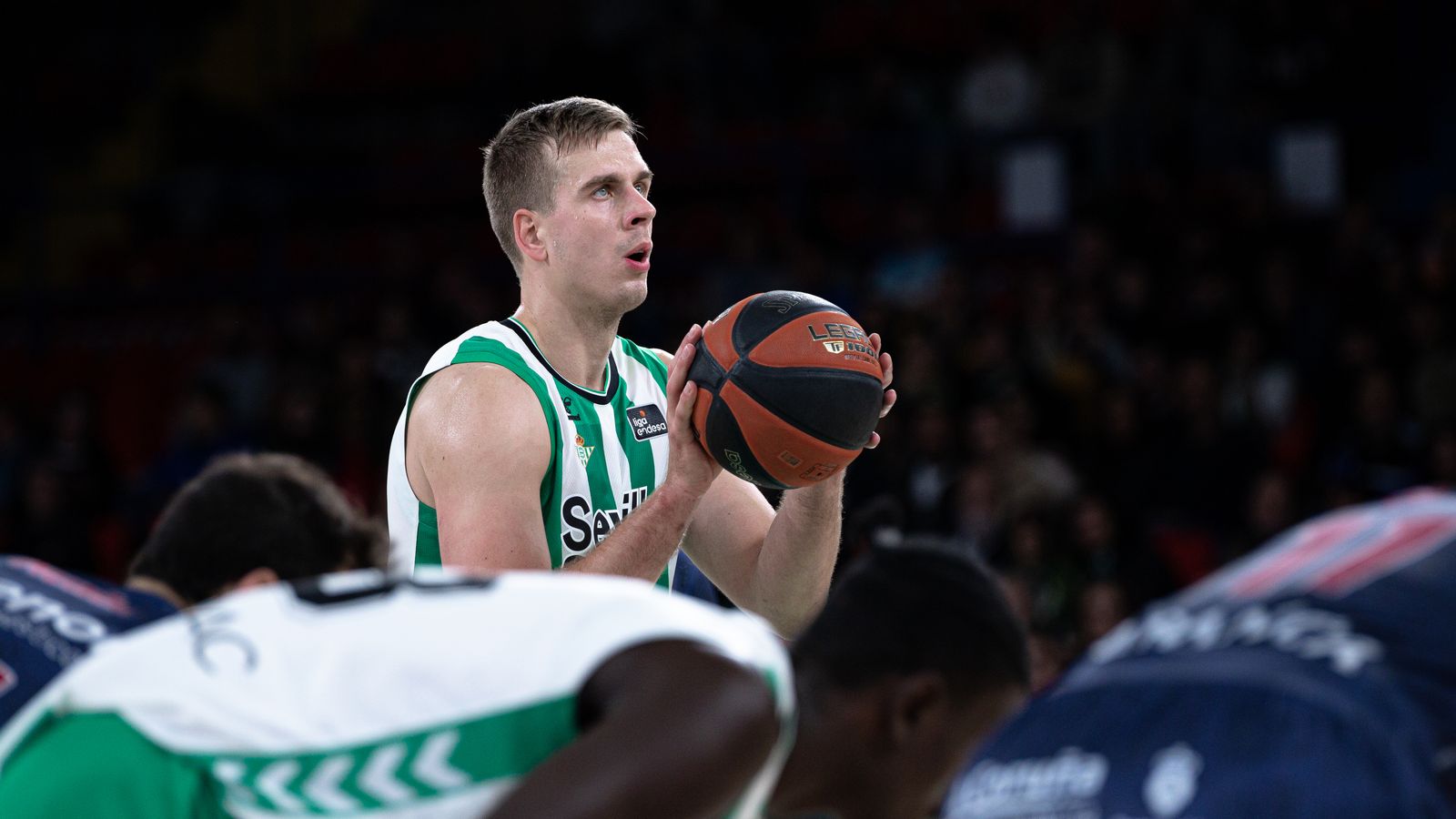 Gerun se dispone a lanzar un tiro libre.