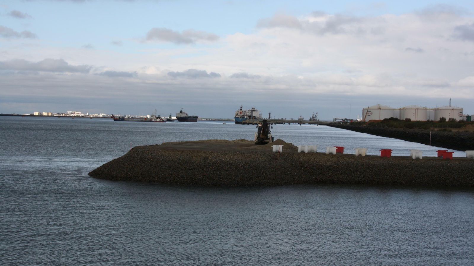 La ampliación del muelle en 526 metros permitirá operar hasta con 4 buques de manera simultánea. La ampliación del muelle en 526 metros permitirá operar hasta con 4 buques de manera simultánea.