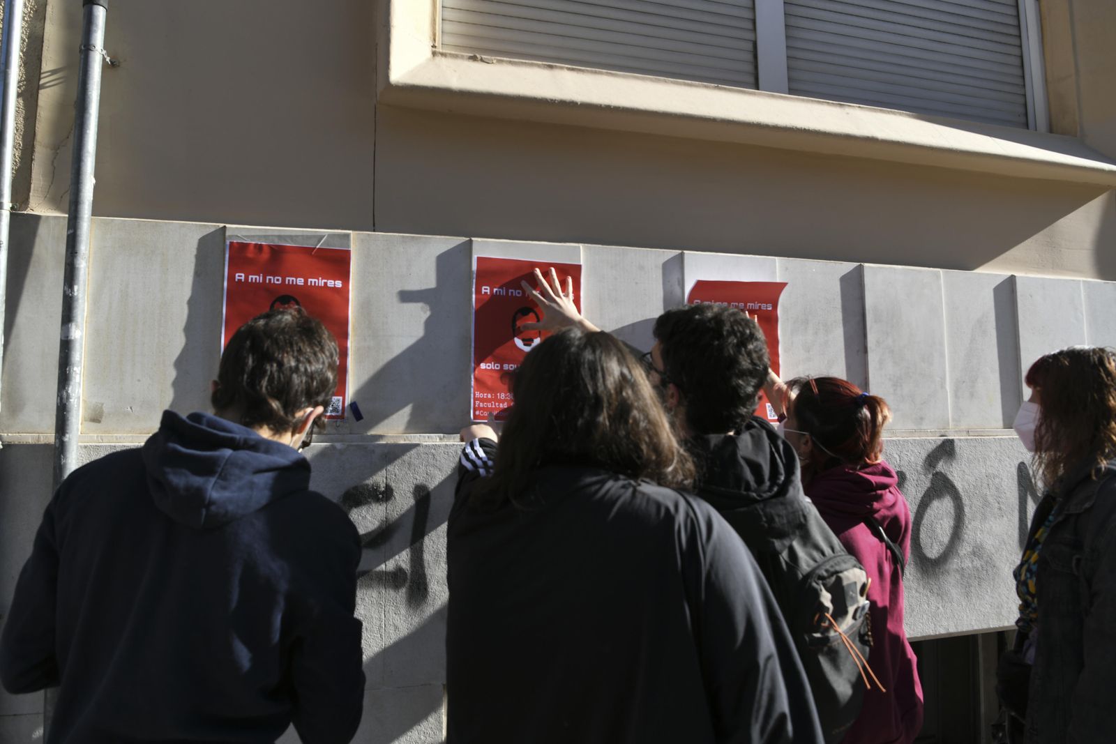 Sentada y pegada de carteles contra la "mala praxis" de un profesor de la UGR