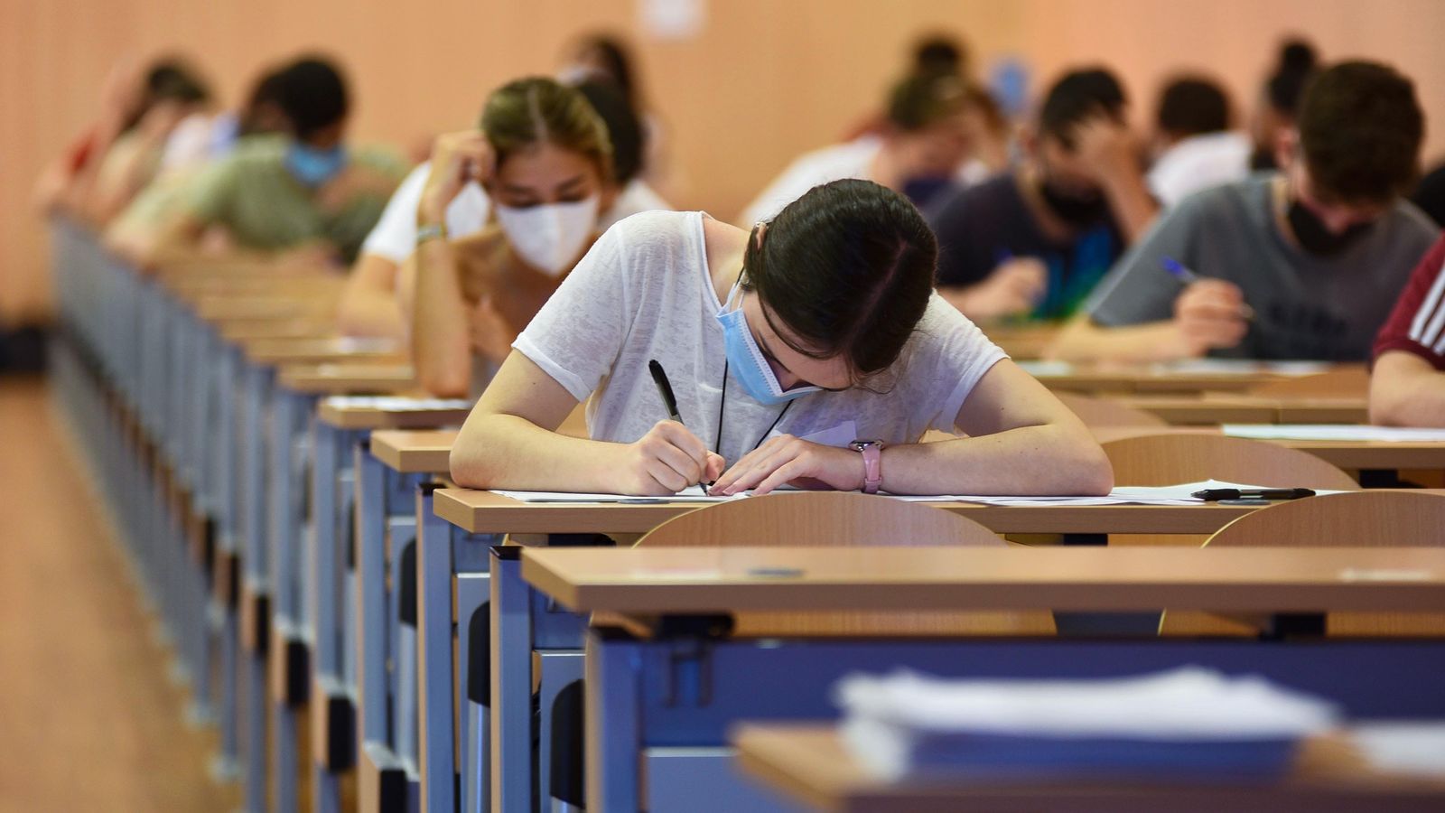 Alumnos responden a las preguntas del primer examen.