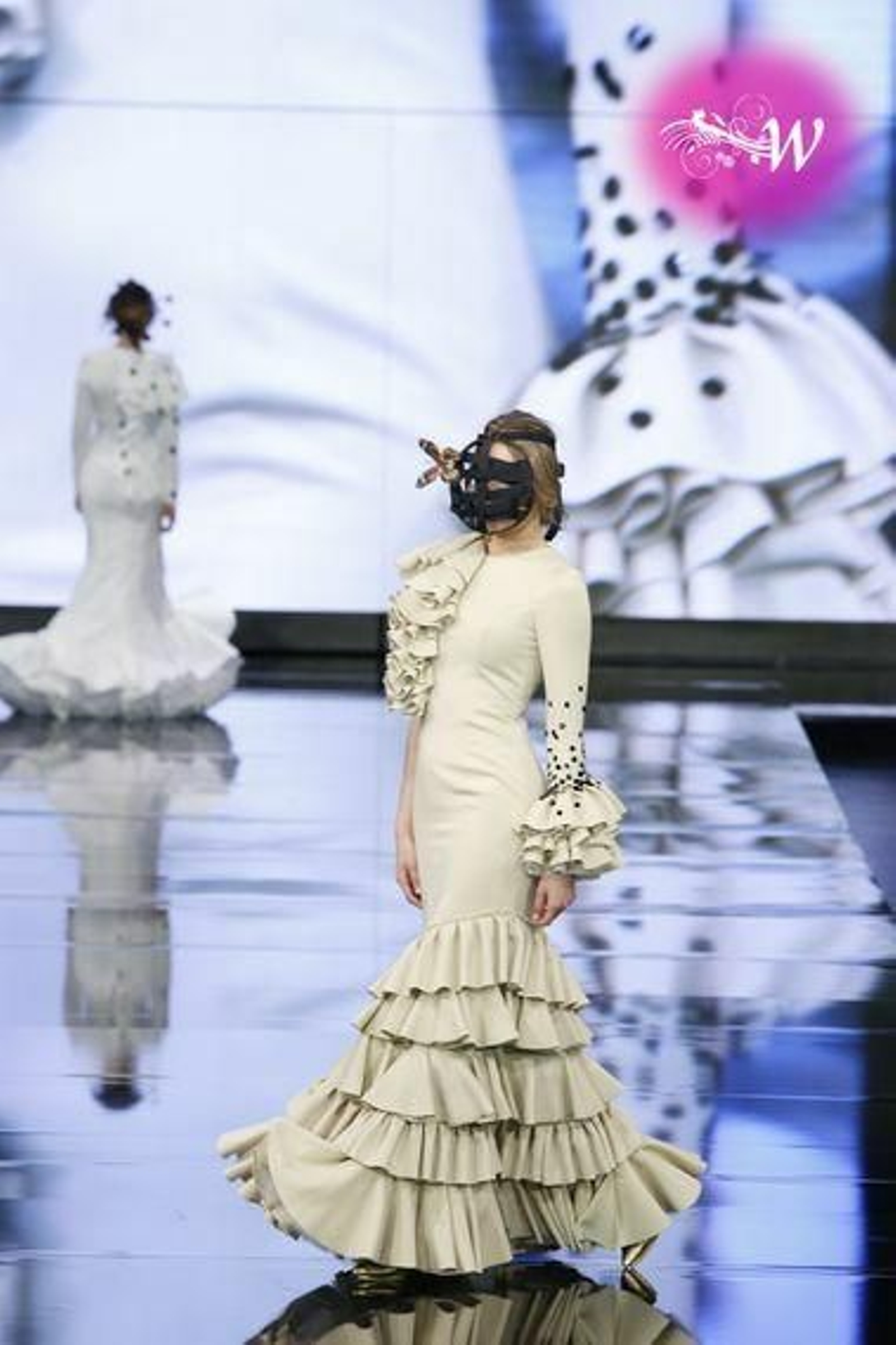 Así ha sido el desfile de Gil Ortiz en SIMOF 2020, todas las fotos de su colección de flamenca