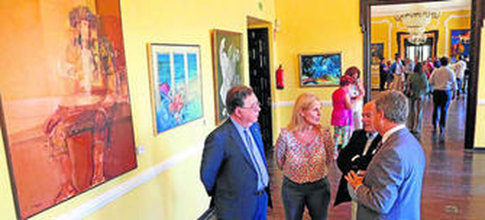 Joaquín Ortiz, María José García-Pelayo, Bernardo Palomo y Antonio Real conversan ayer tras la inauguración de la muestra en el Alcázar.