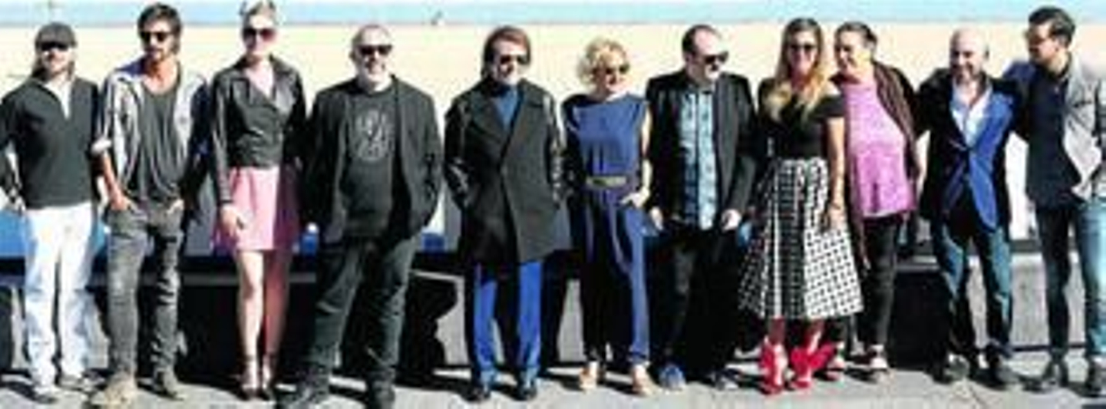 Segura, Silva, Bang, De la Iglesia, Raphael, Machi, Areces, Suárez, Pávez, Jaime Ordóñez y Casas, ayer ante la playa de San Sebastián.