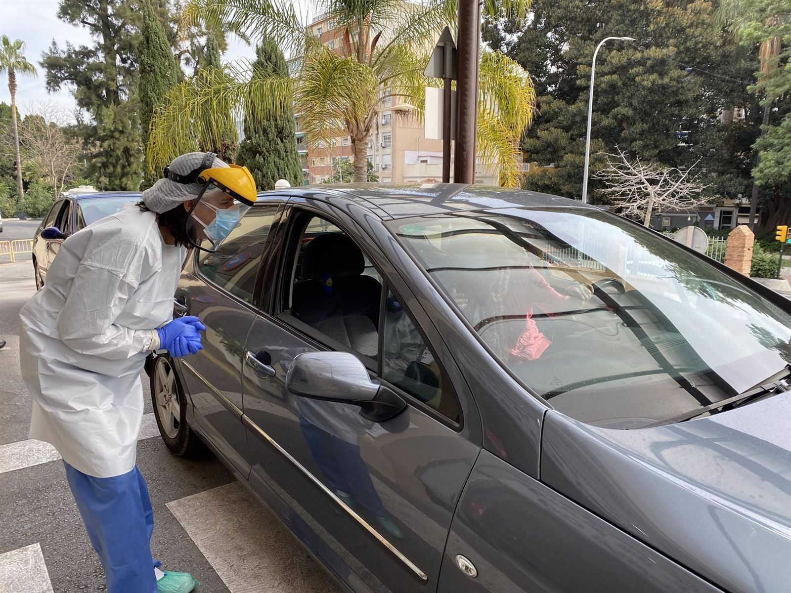 Un profesional sanitario realiza una PCR