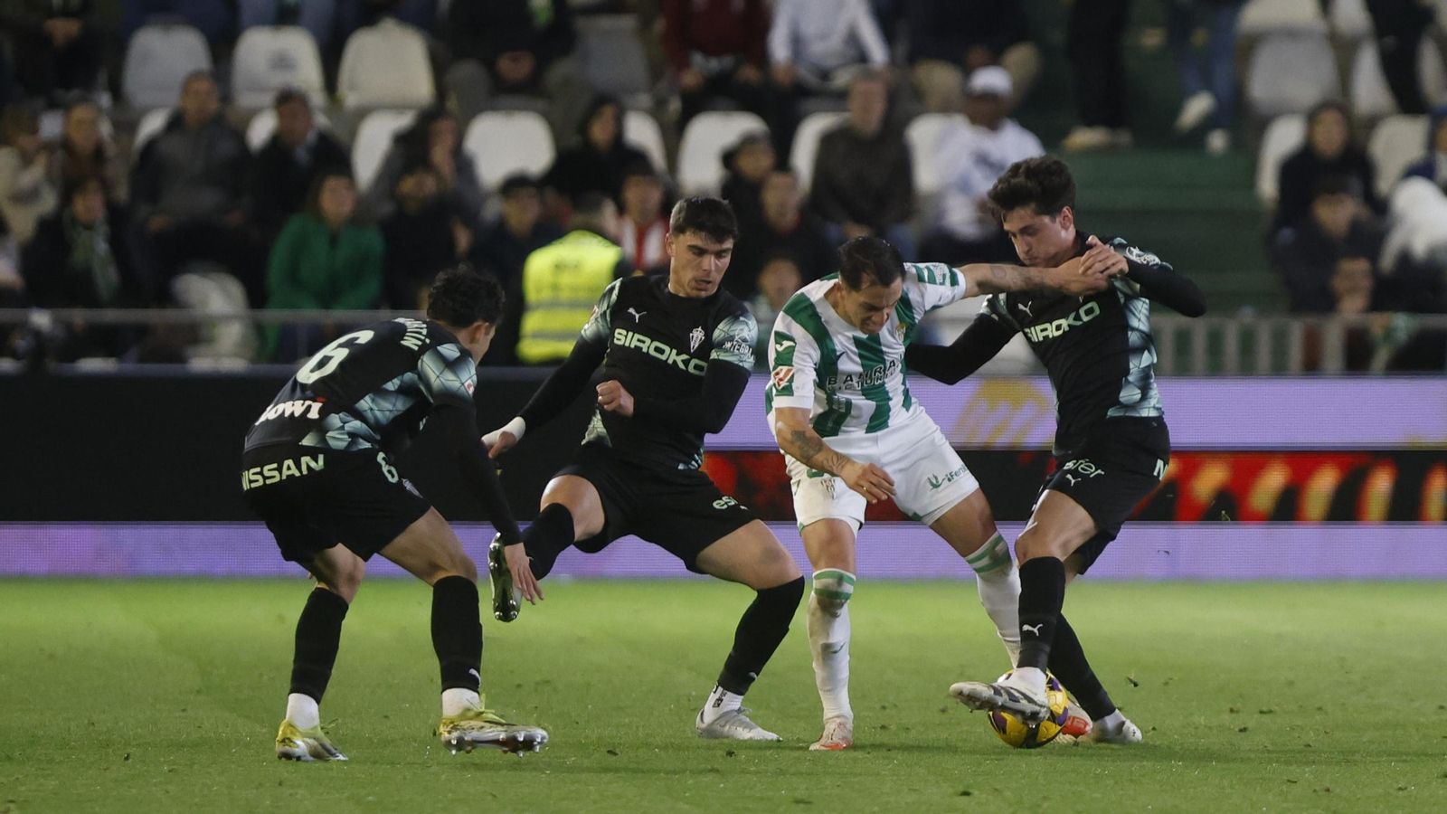 Carracedo, rodeado por tres contrarios en el Córdoba CF - Sporting de Gijón. Carracedo, rodeado por tres contrarios en el Córdoba CF - Sporting de Gijón.