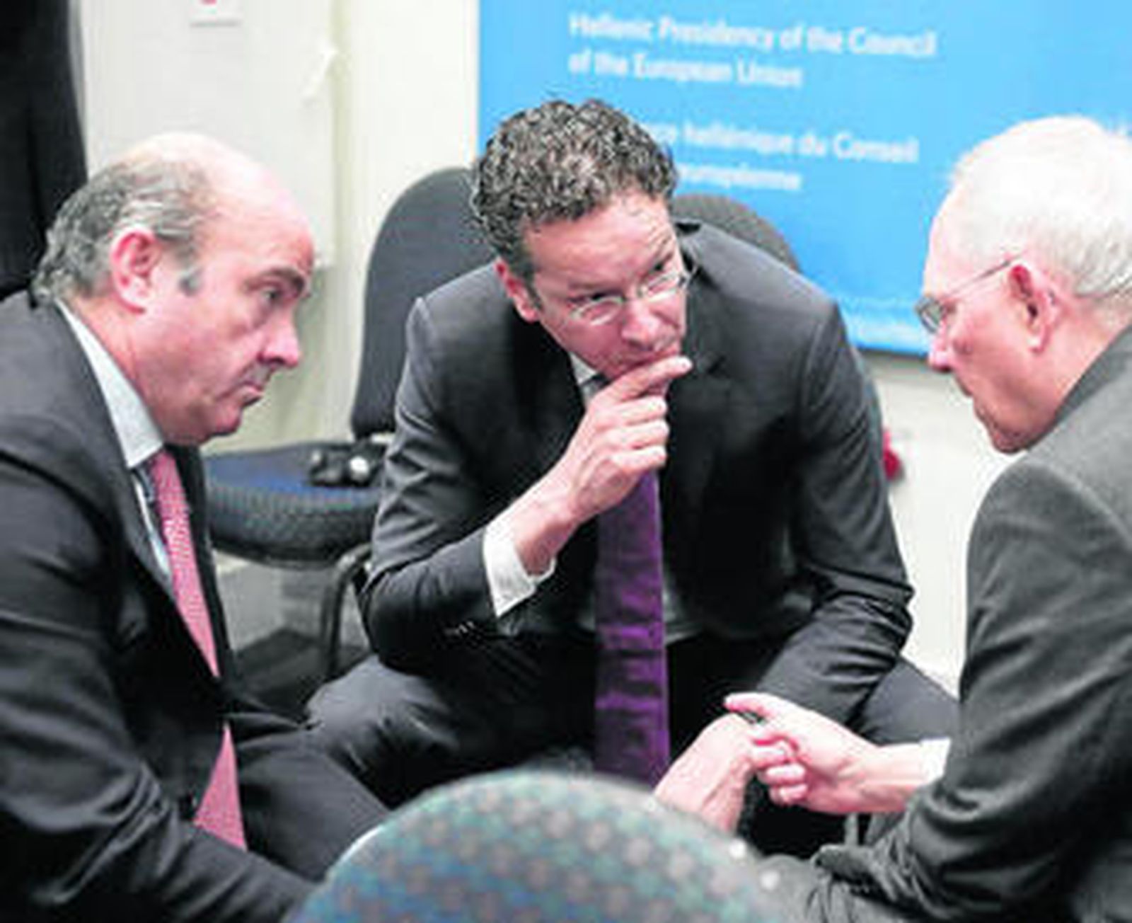 El ministro de Economía, Luis de Guindos; el presidente del Eurogrupo, Jeroen Dijsselbloem, y el ministro de Finanzas alemán, Wolfgang Schäuble, durante la reunión del Ecofín de ayer en Atenas.
