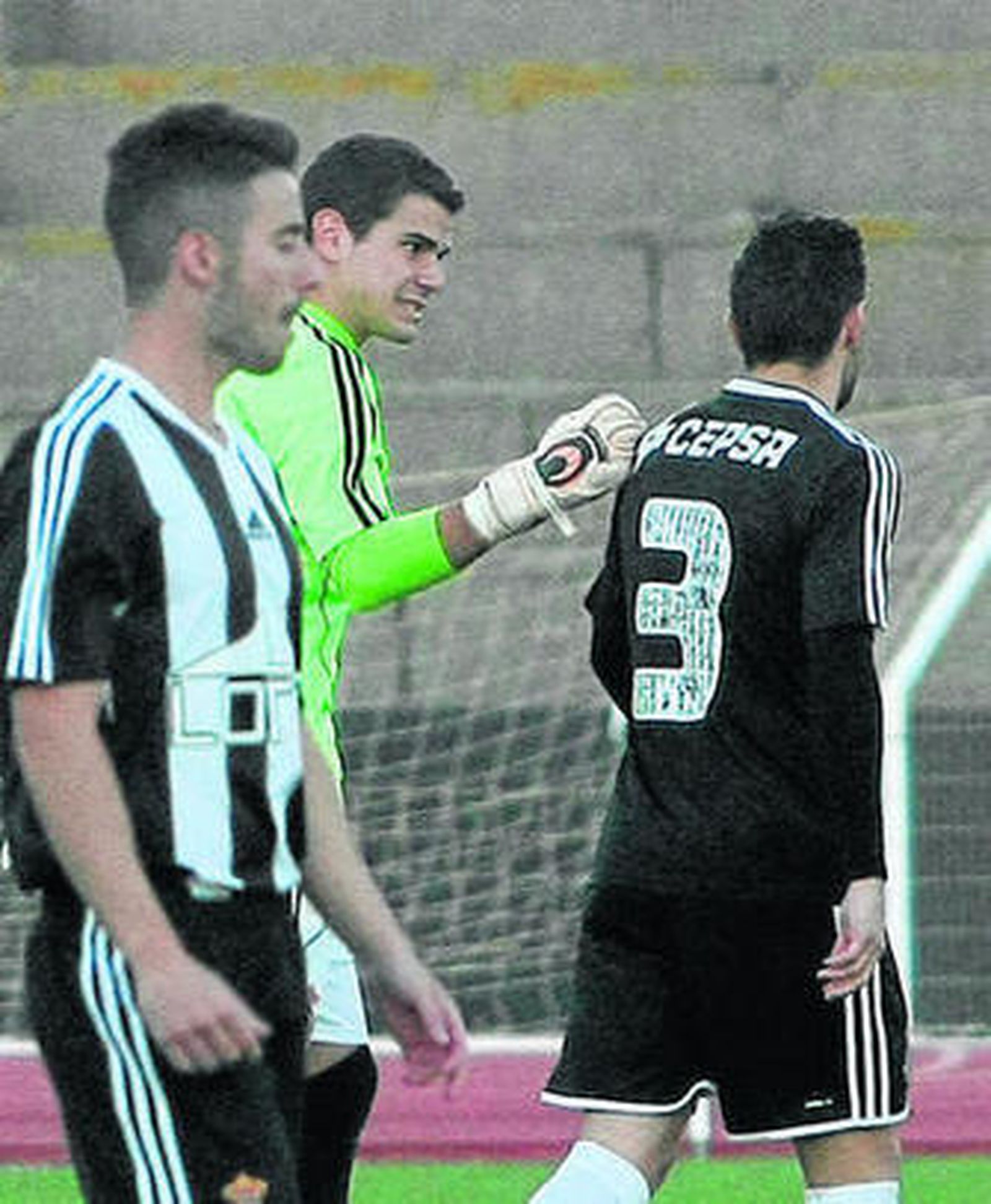 Mateo reprende a Javi Gallardo en el partido del pasado domingo.