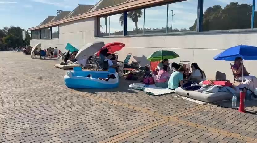 Largas colas y acampadas en el Martín Carpena para ver a Quevedo en Málaga