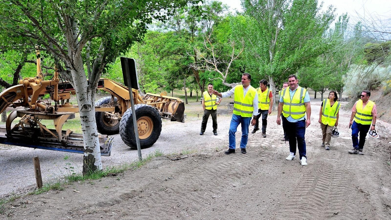 Las autoridades durante su visita a las obras en el camino de acceso al Área Recreativa de Puerto Lobo