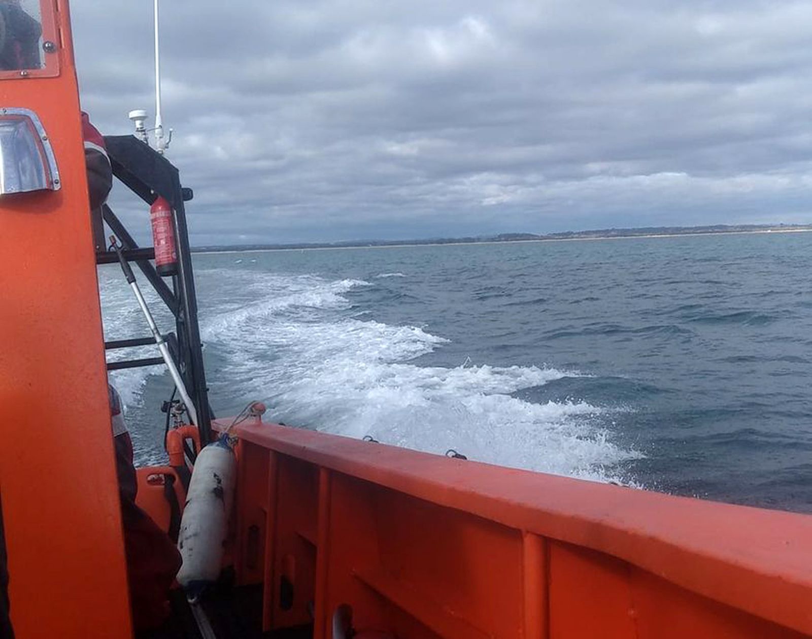 Un momento de las labores de rastreo llevadas a cabo el sábado por una de las embarcaciones de Salvamento Marítimo
