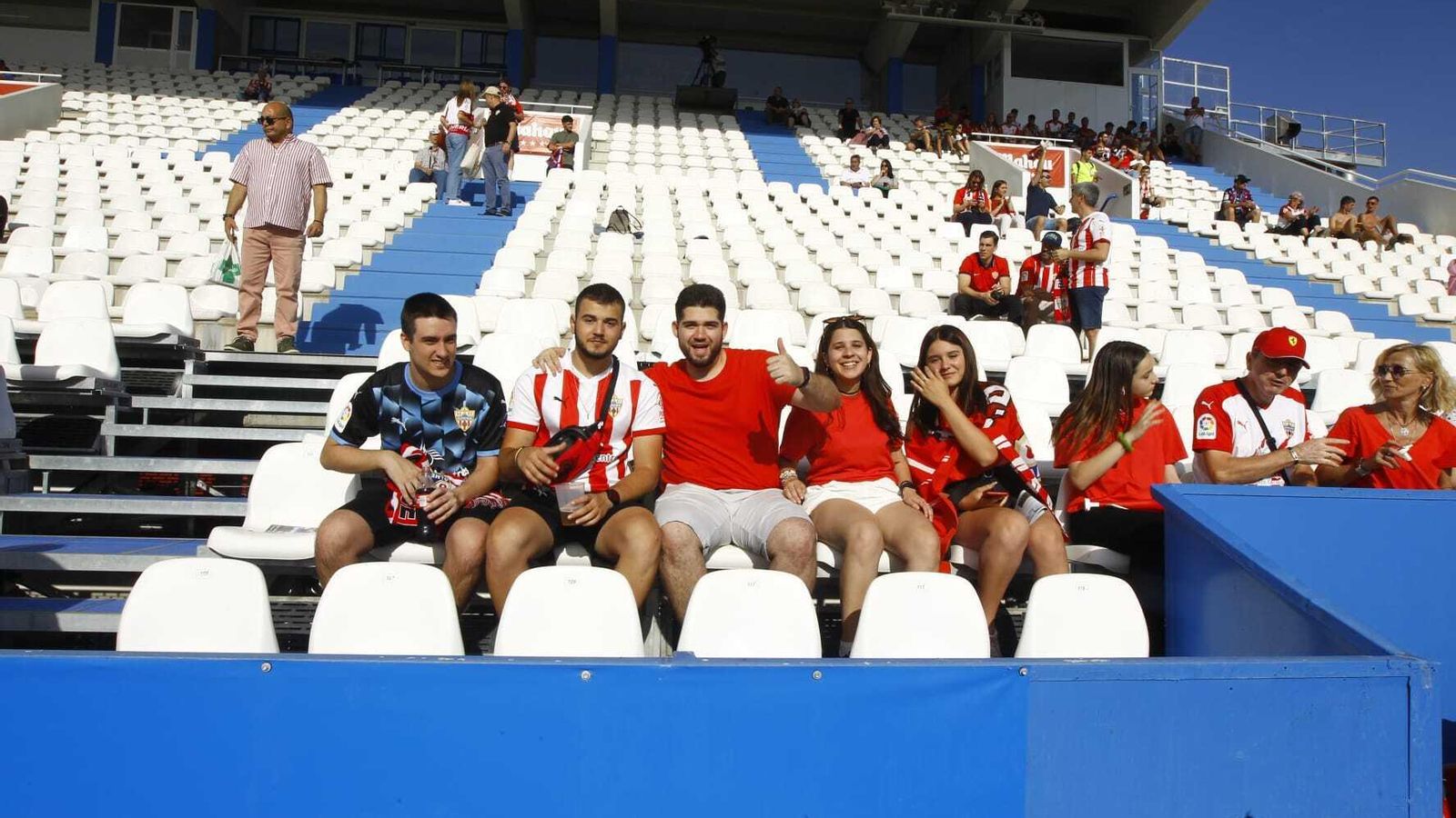 Aficionados del Almería en Butarque.
