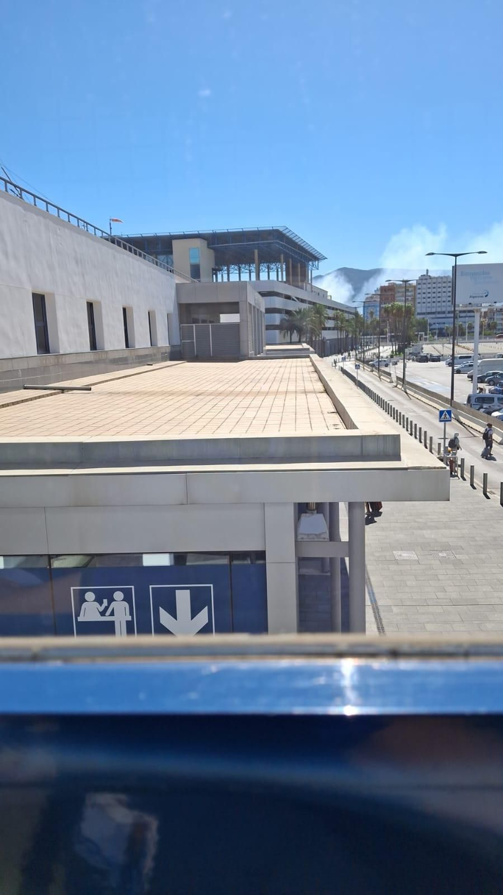 Imágenes del incendio desde el puerto de Algeciras.