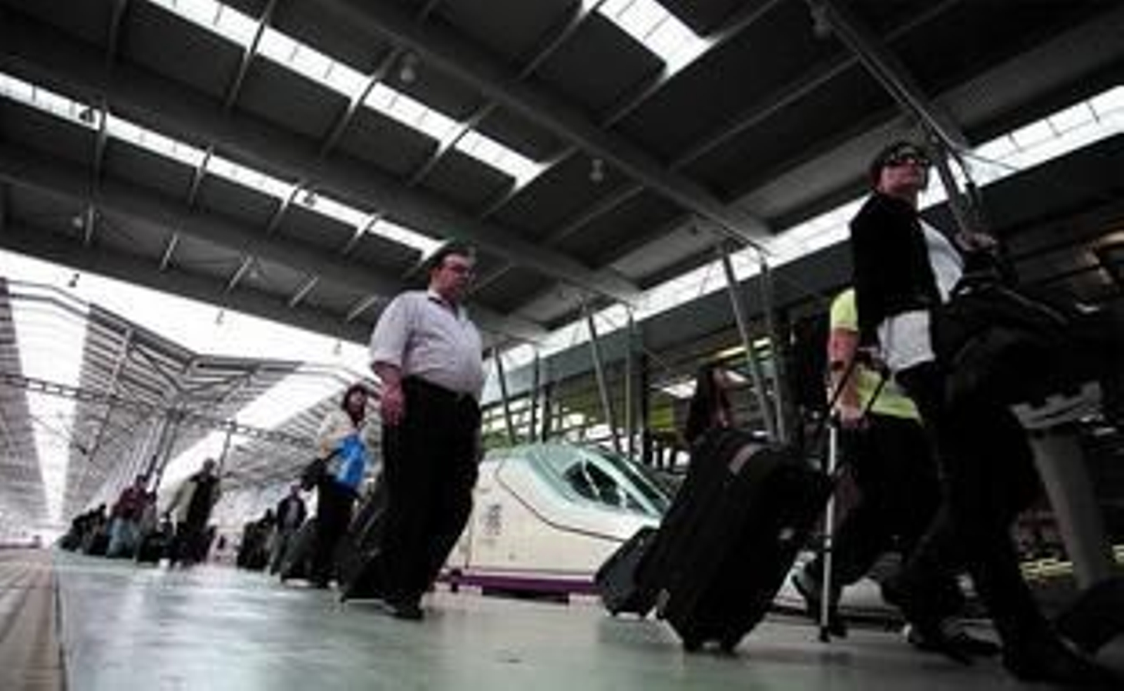 Pasajeros de un AVE en la estación María Zambrano de Málaga.