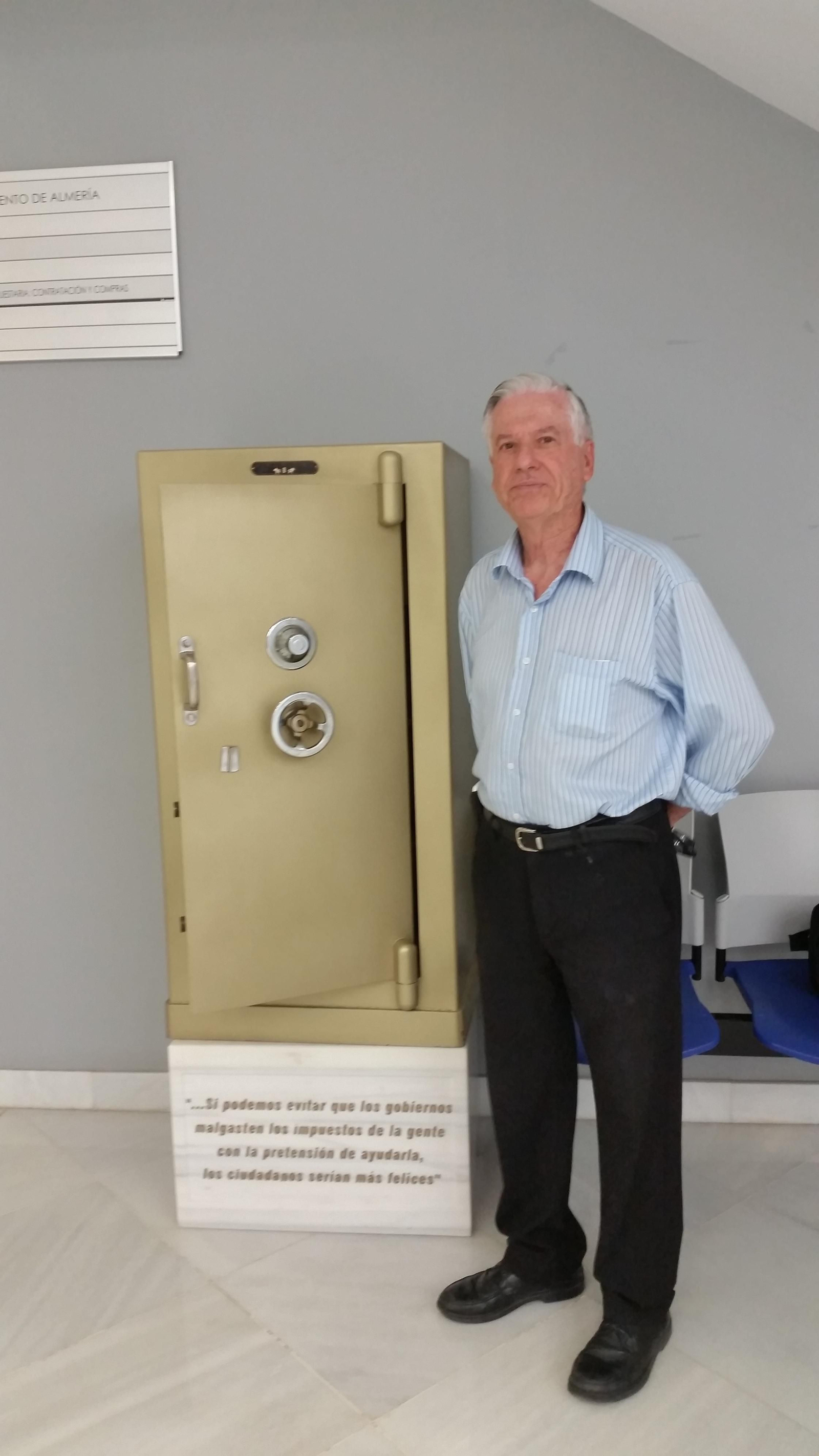 Rafael Montoya, junto a la caja fuerte que pudo recuperar en 2015.