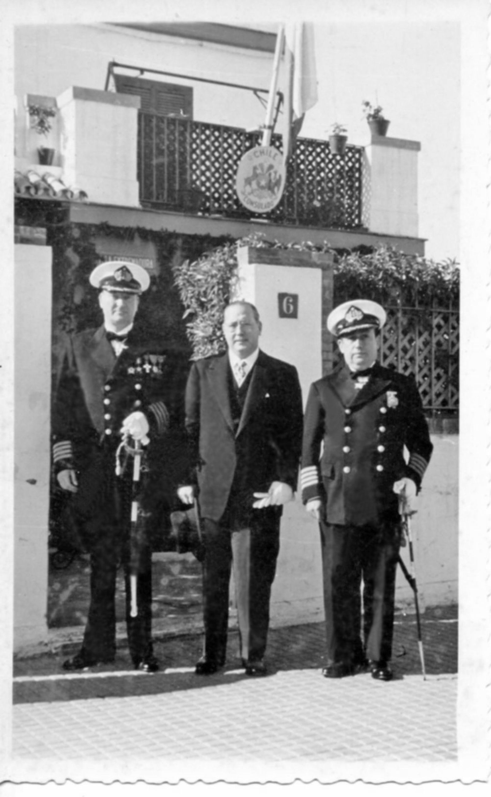 Danton Sánchez, junto a dos vicealmirantes chilenos, ante su domicilio de Cádiz.
