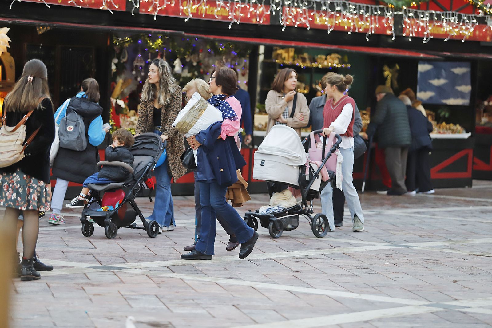 Imágenes del mercado navideño de la Plaza de Las Monjas