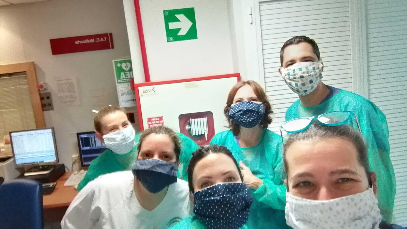 Personal sanitario con mascarillas hechas por voluntarios en El Palmar de Troya.